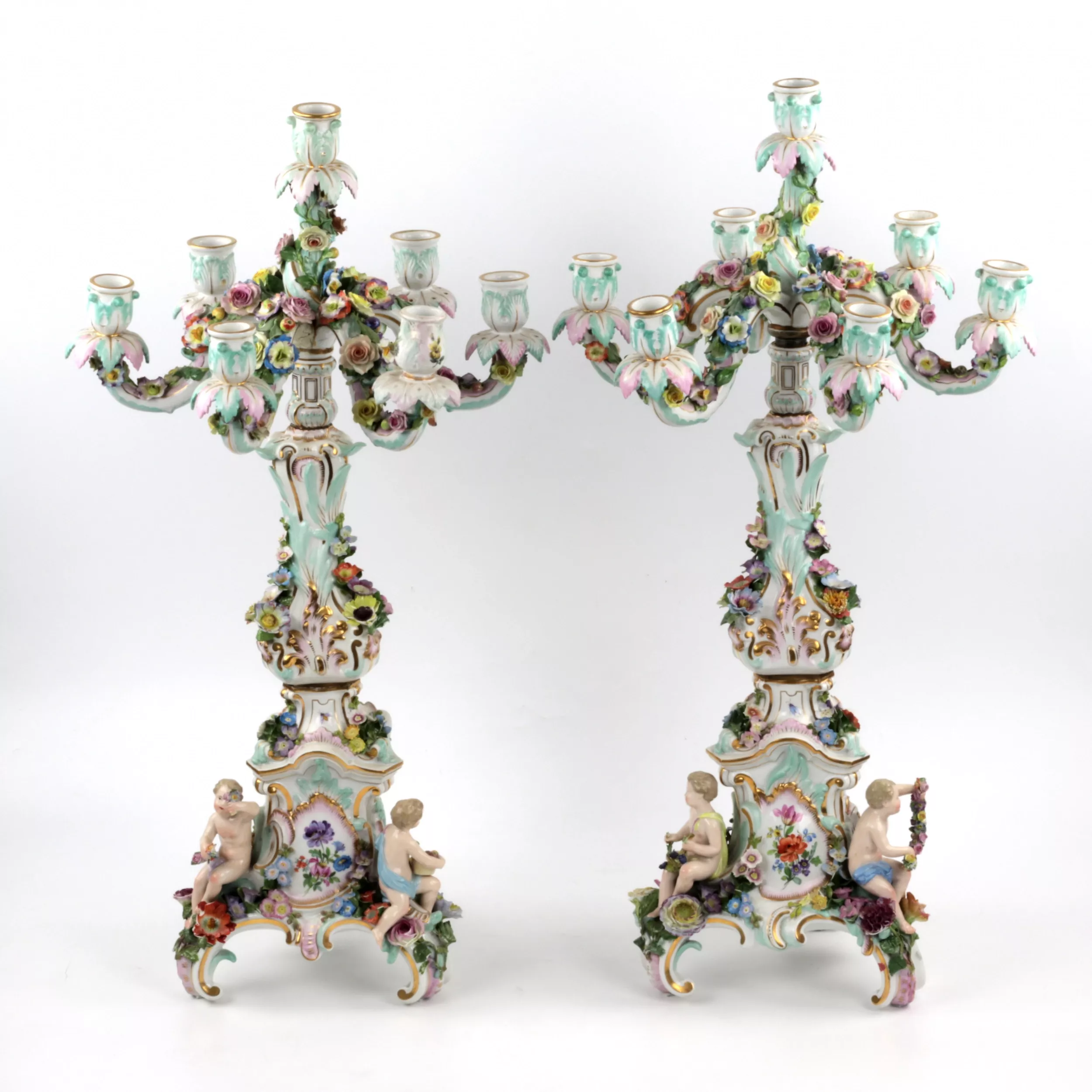 Une paire de candelabres en porcelaine. Meissen. 
