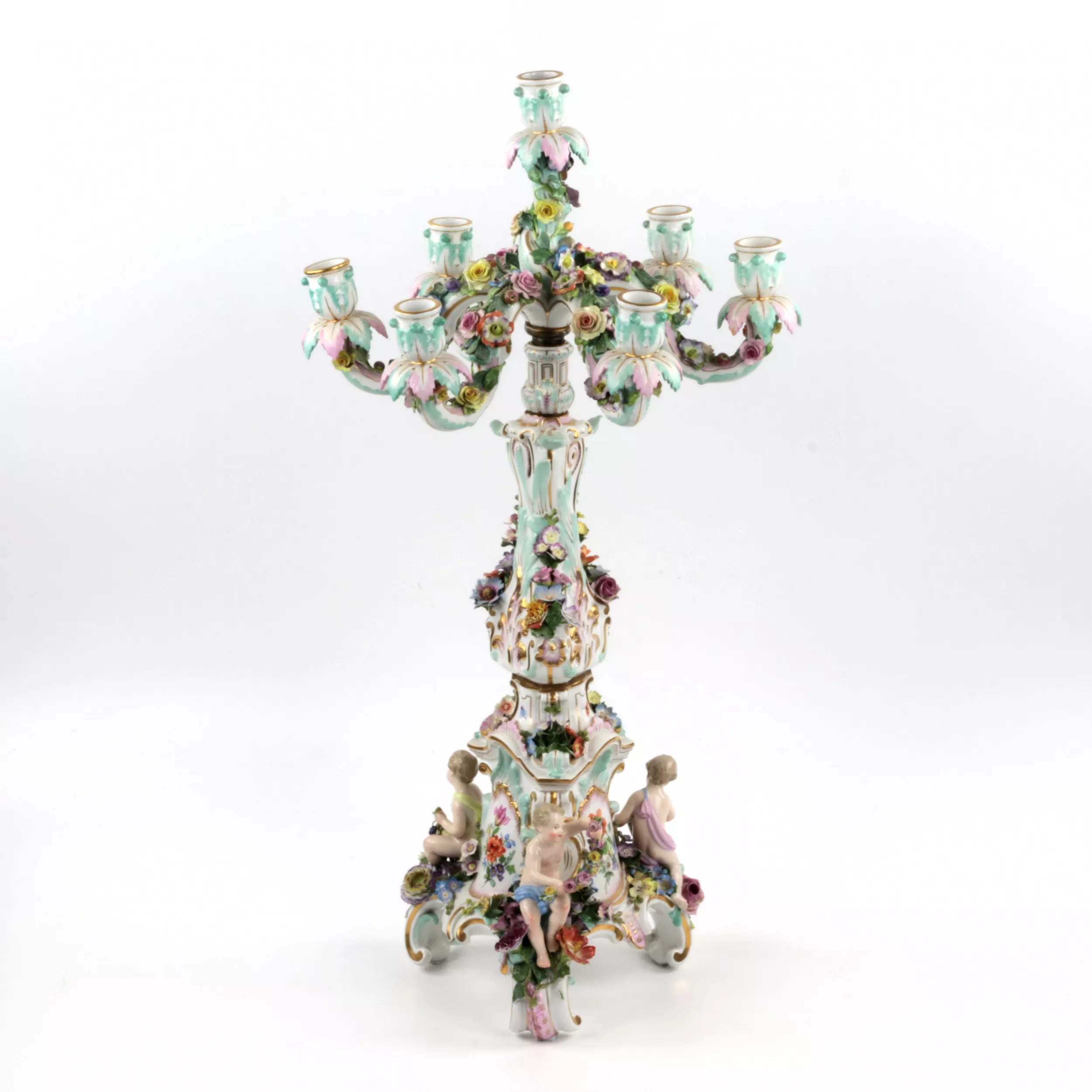 Une paire de candelabres en porcelaine. Meissen. 