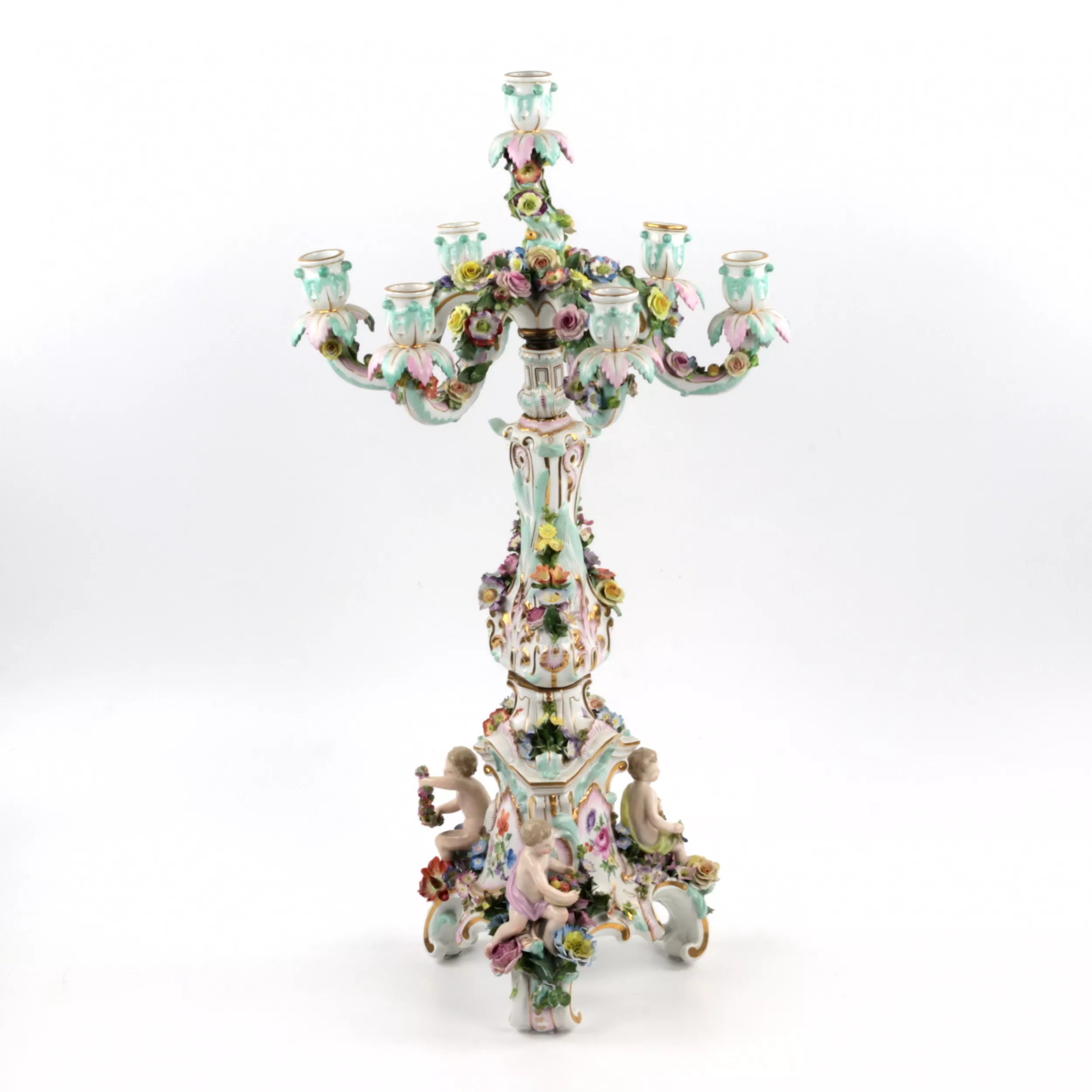 Une paire de candelabres en porcelaine. Meissen. 