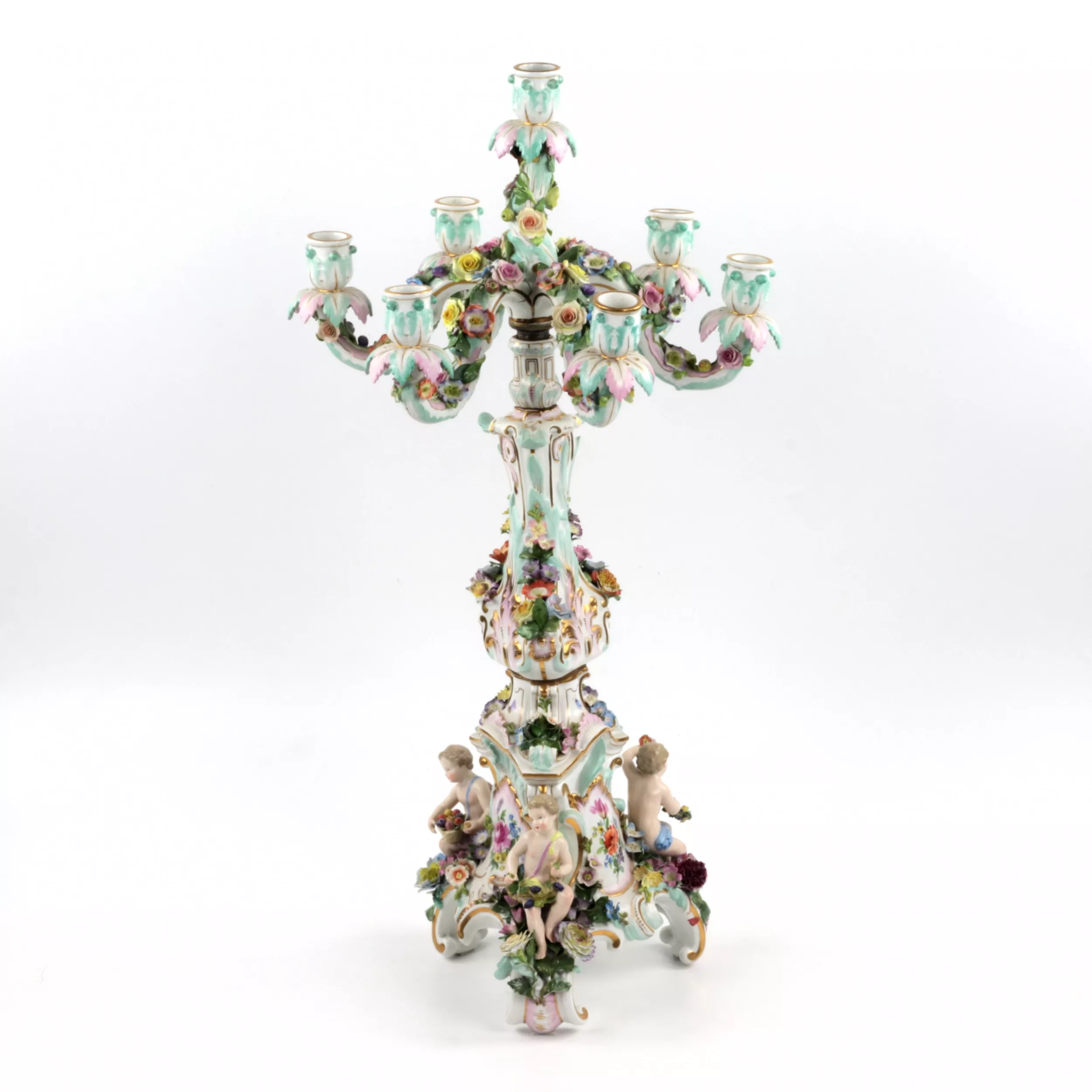 Une paire de candelabres en porcelaine. Meissen. 