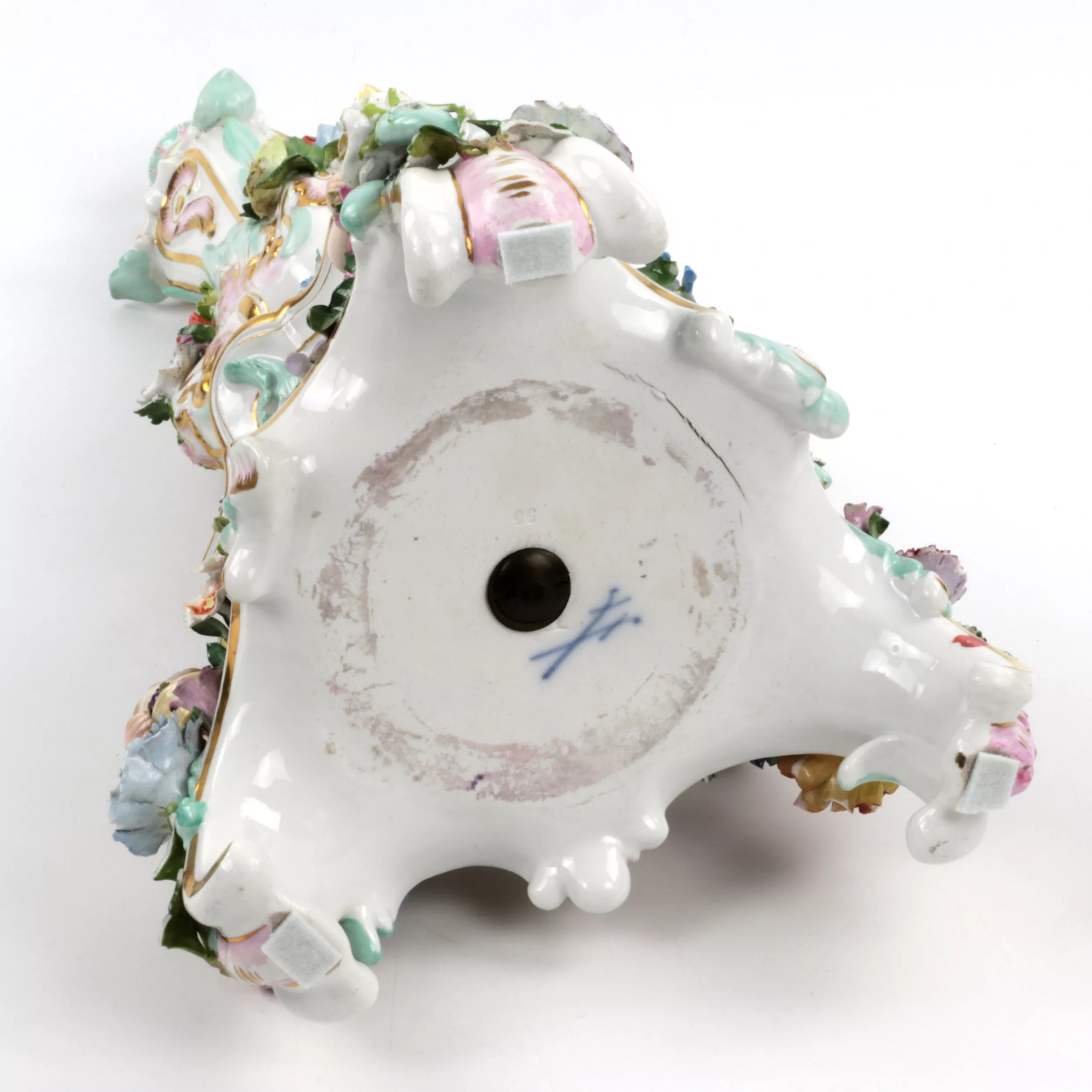 Une paire de candelabres en porcelaine. Meissen. 
