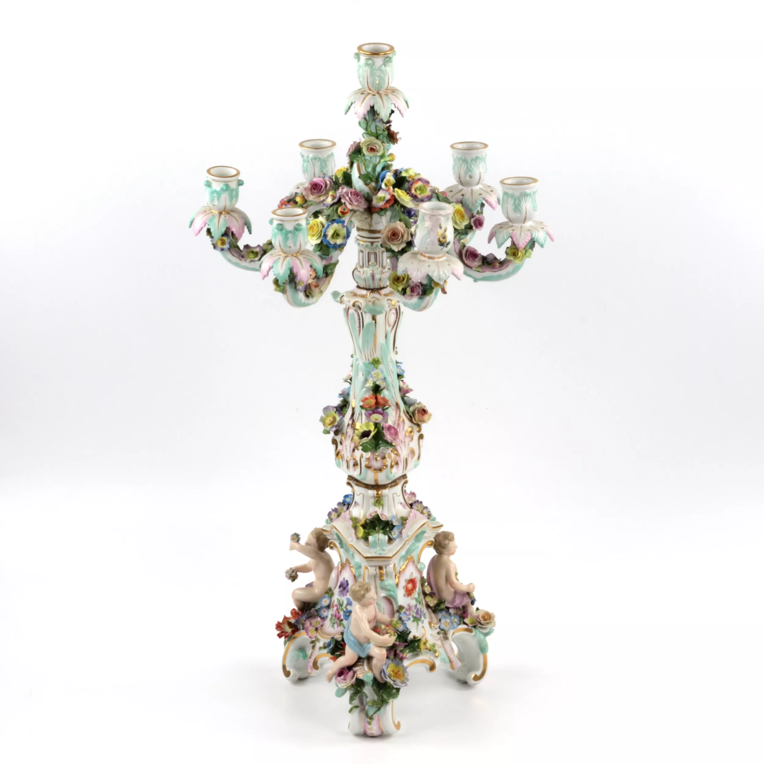 Une paire de candelabres en porcelaine. Meissen. 