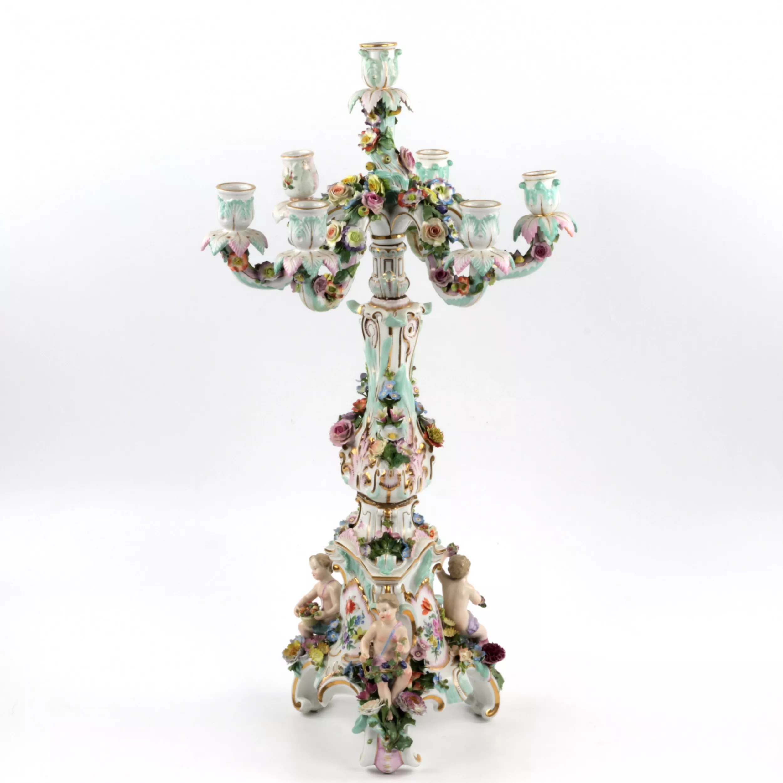 Une paire de candelabres en porcelaine. Meissen. 