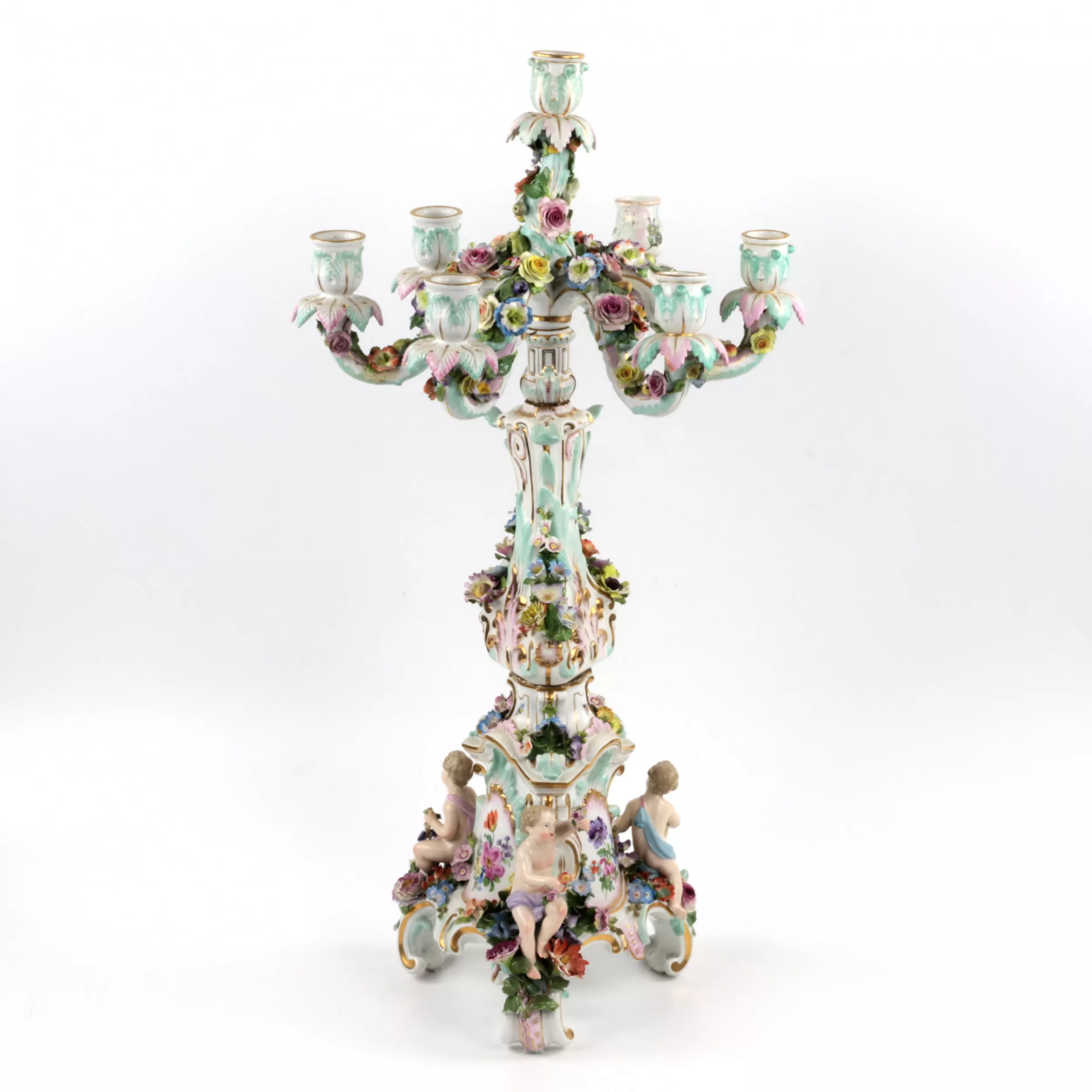Une paire de candelabres en porcelaine. Meissen. 