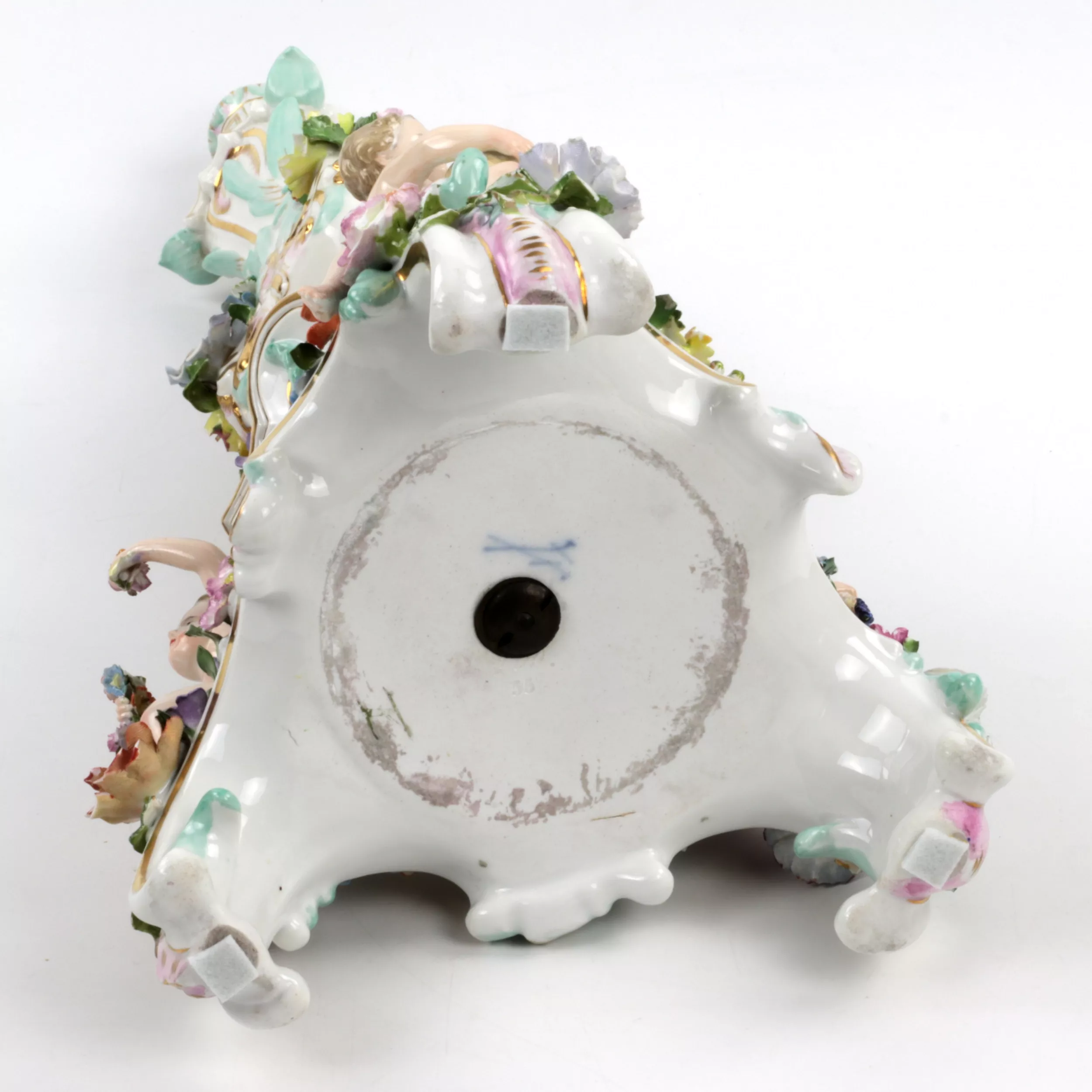 Une paire de candelabres en porcelaine. Meissen. 