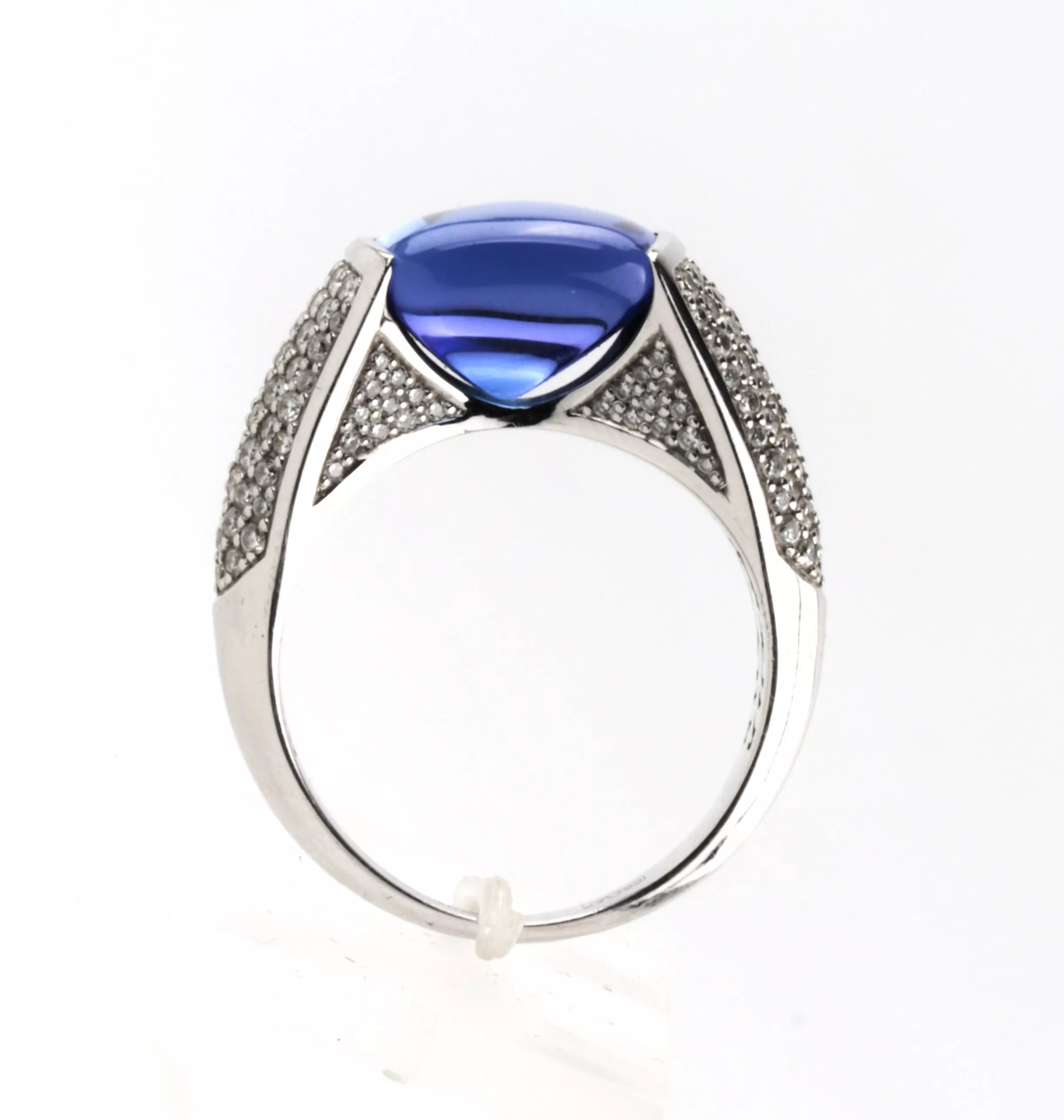 BAGUE LYKOV’S JEWELLERY EN OR BLANC 18K ORNÉE D’UNE TANZANITE DE 10,20 CARATS ET DE DIAMANTS