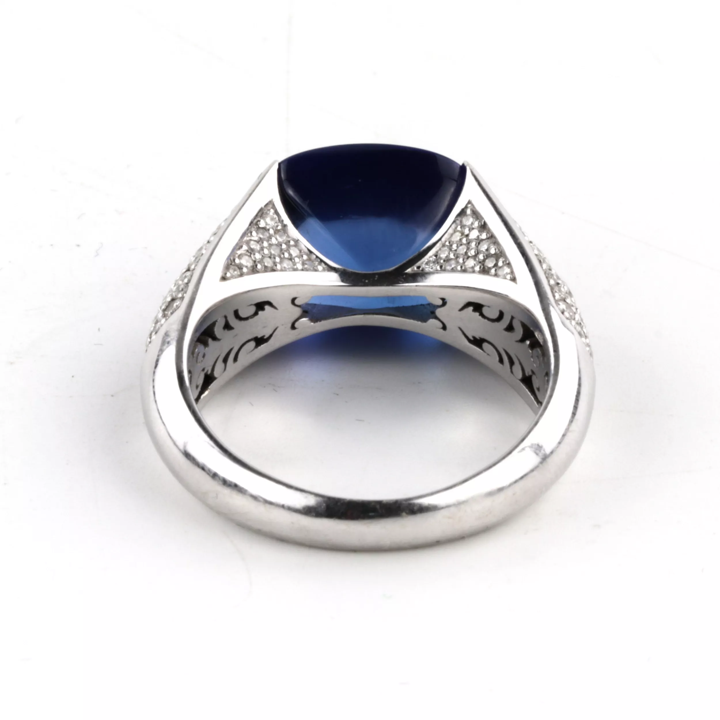 BAGUE LYKOV’S JEWELLERY EN OR BLANC 18K ORNÉE D’UNE TANZANITE DE 10,20 CARATS ET DE DIAMANTS