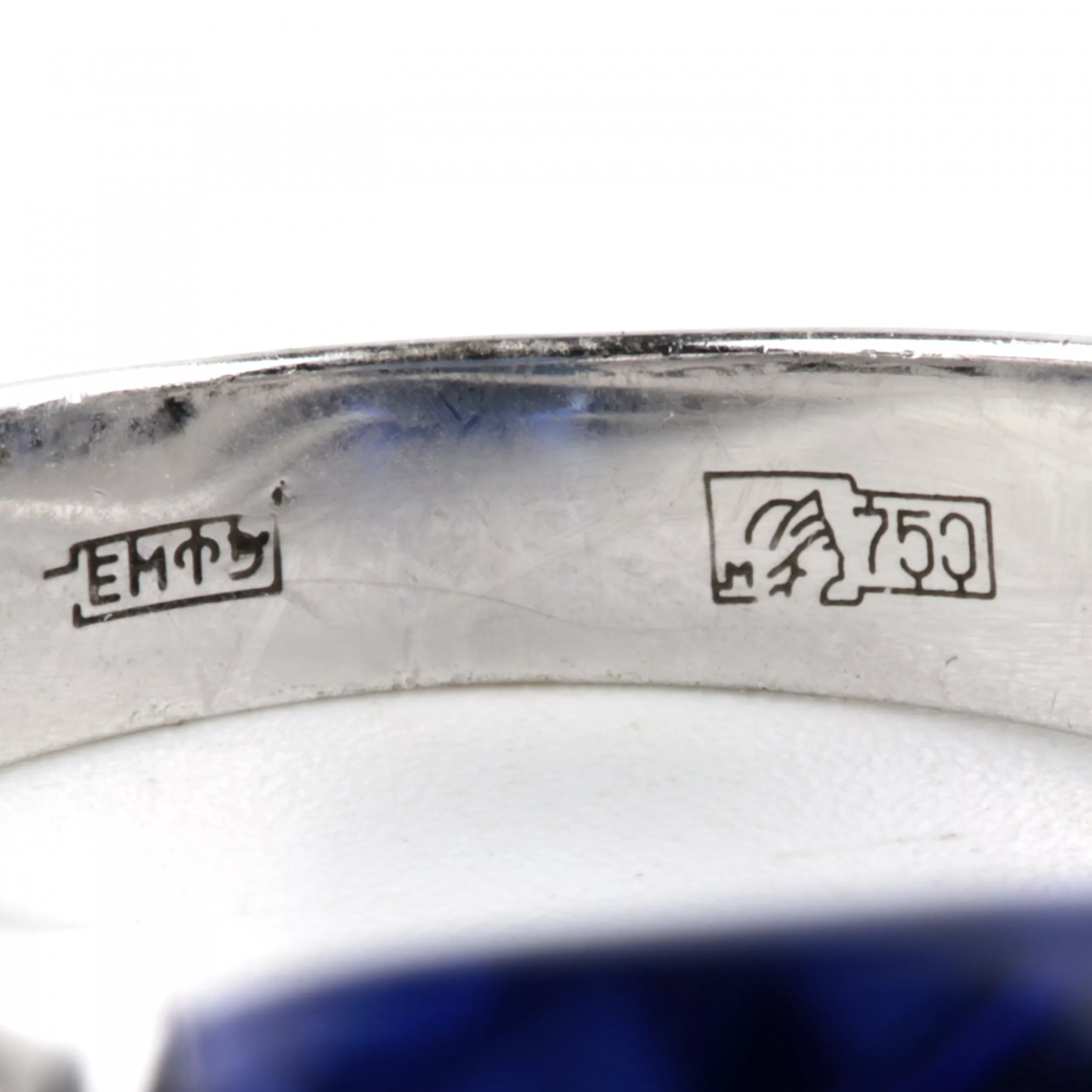 BAGUE LYKOV’S JEWELLERY EN OR BLANC 18K ORNÉE D’UNE TANZANITE DE 10,20 CARATS ET DE DIAMANTS