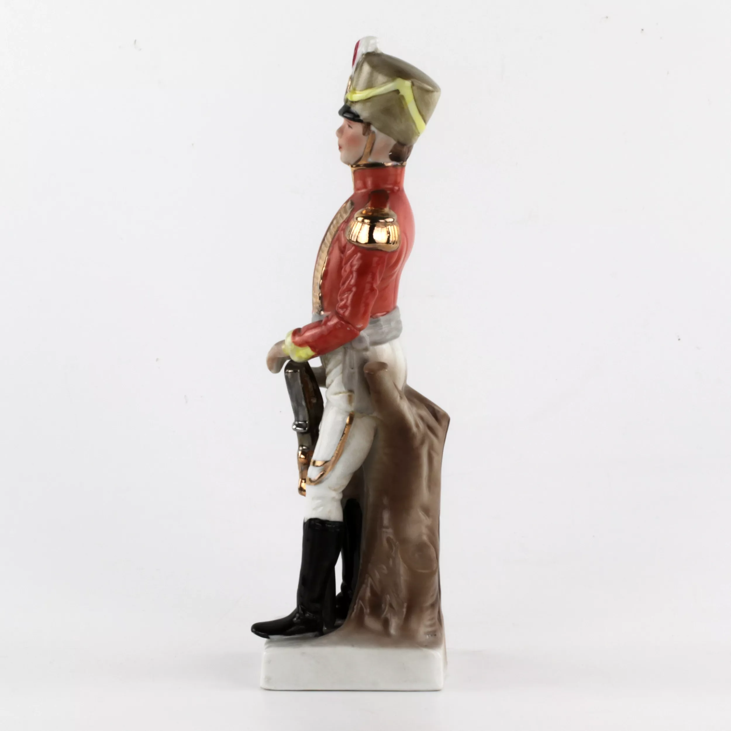 Figurine en porcelaine Hussard avec un rapport. 