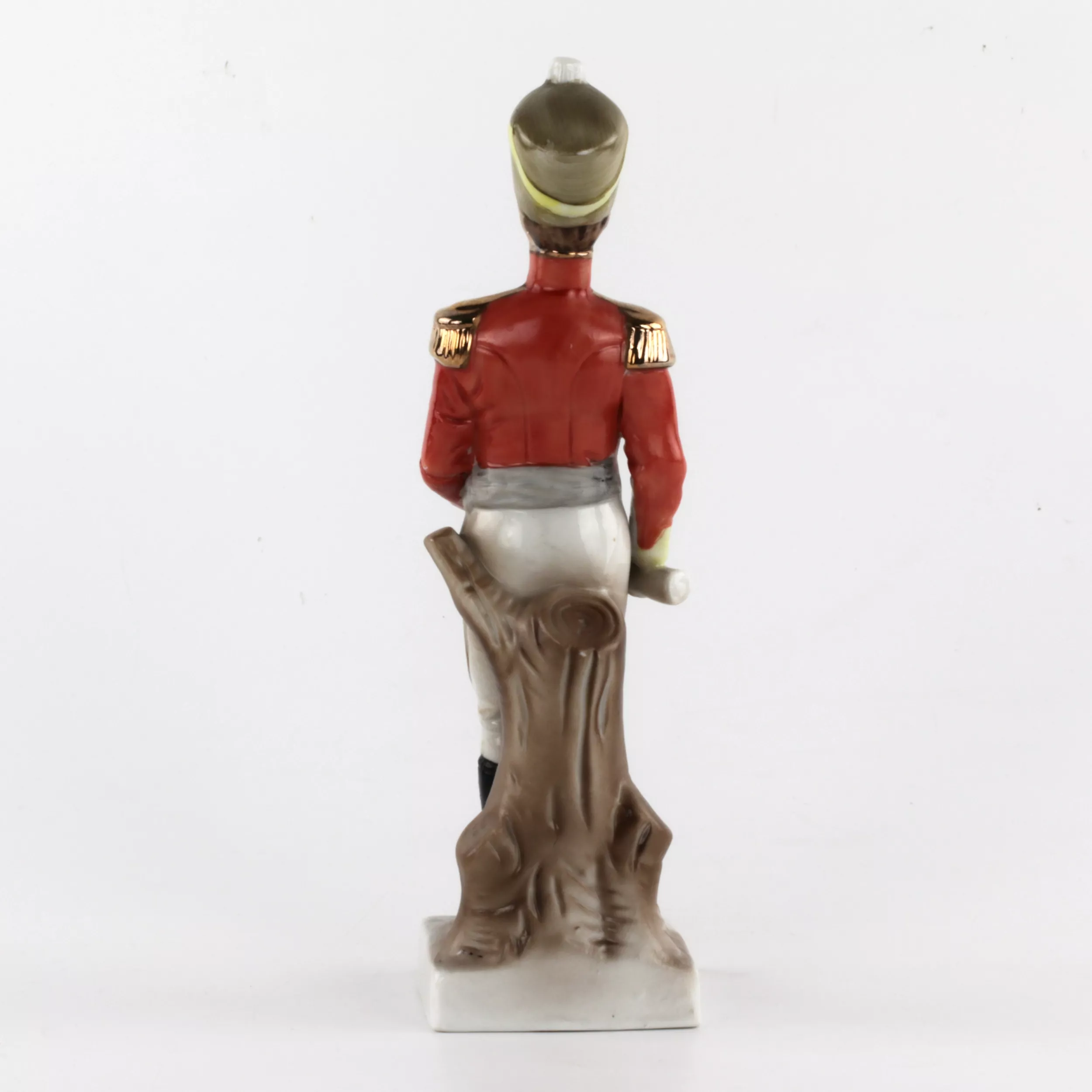 Figurine en porcelaine Hussard avec un rapport. 