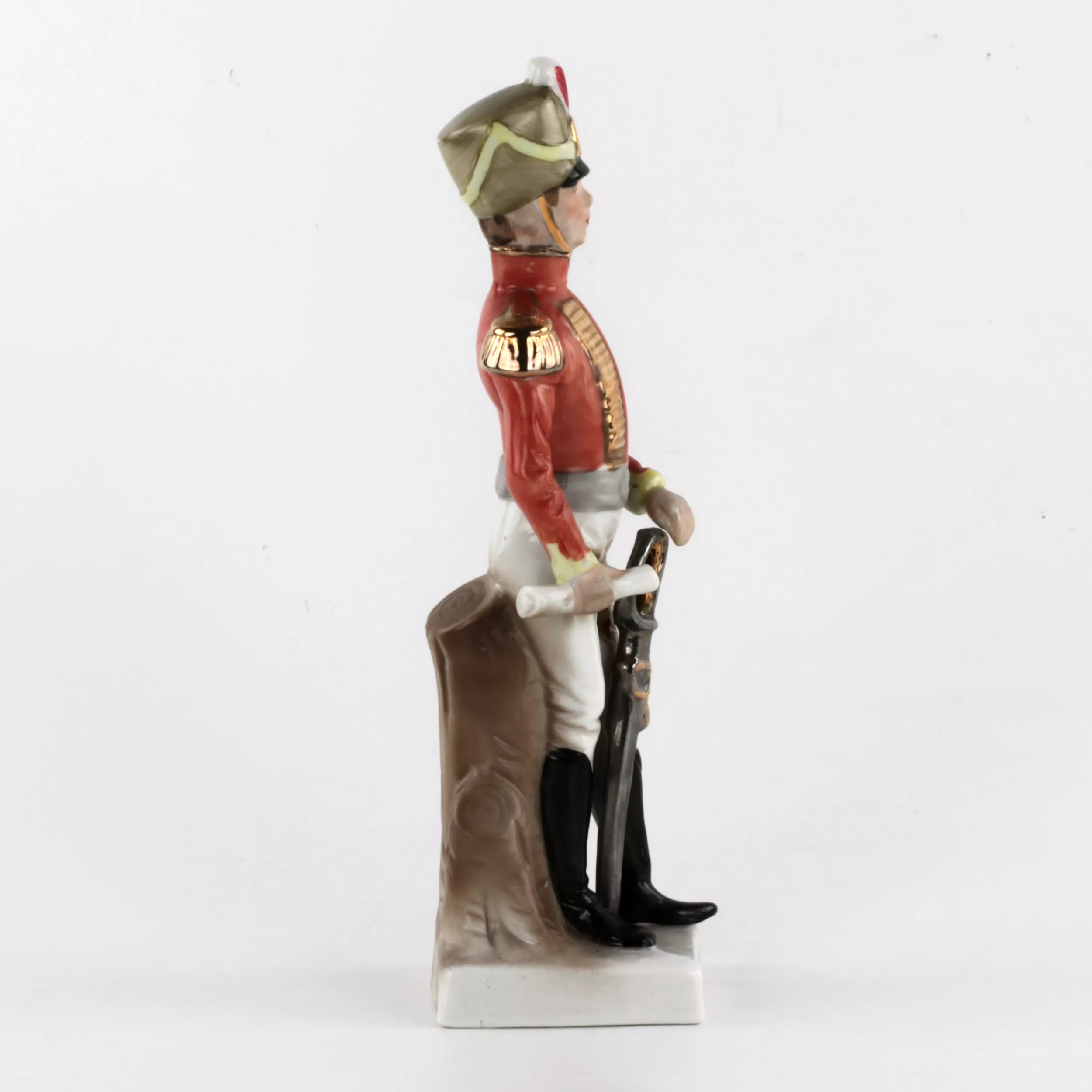 Figurine en porcelaine Hussard avec un rapport. 