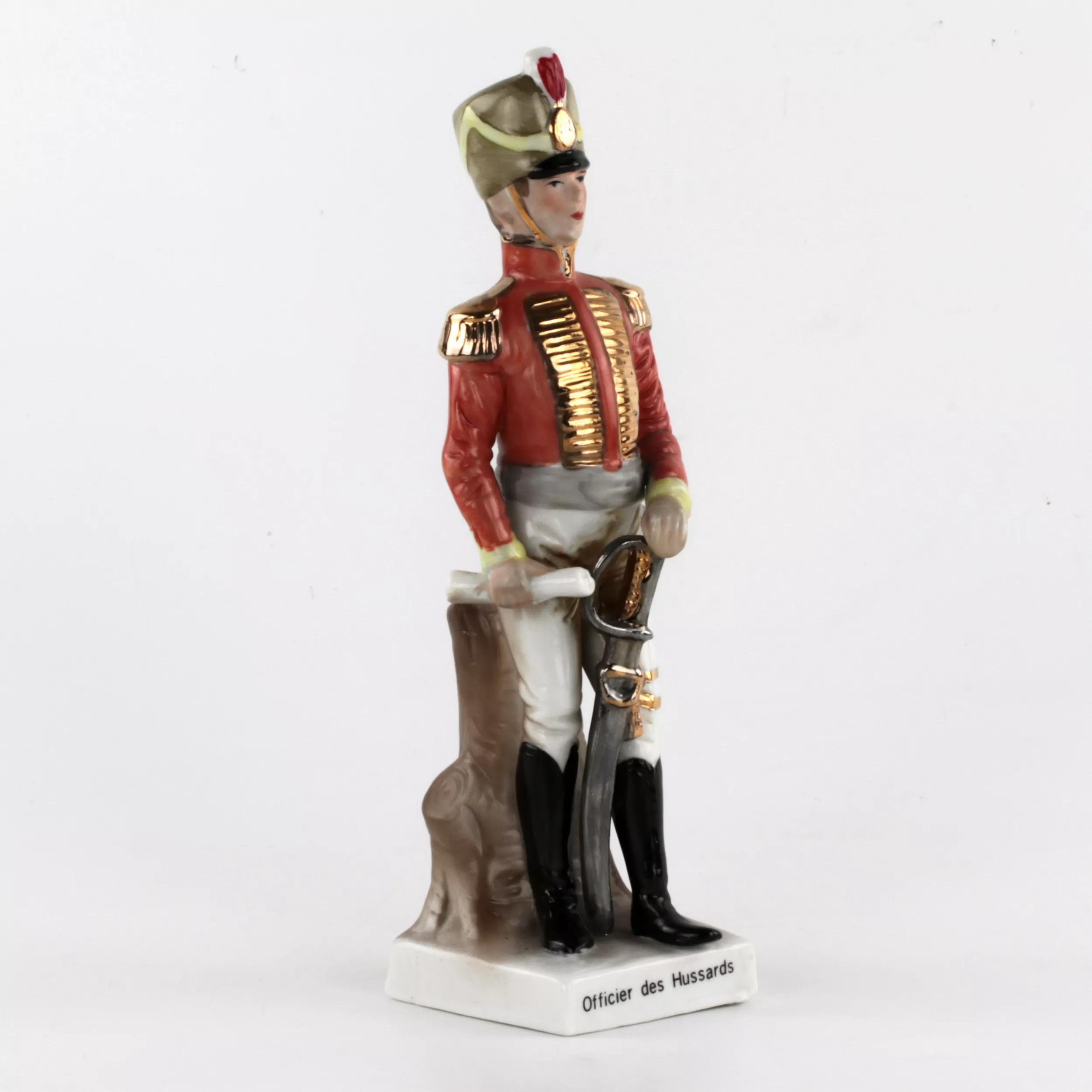 Figurine en porcelaine Hussard avec un rapport. 