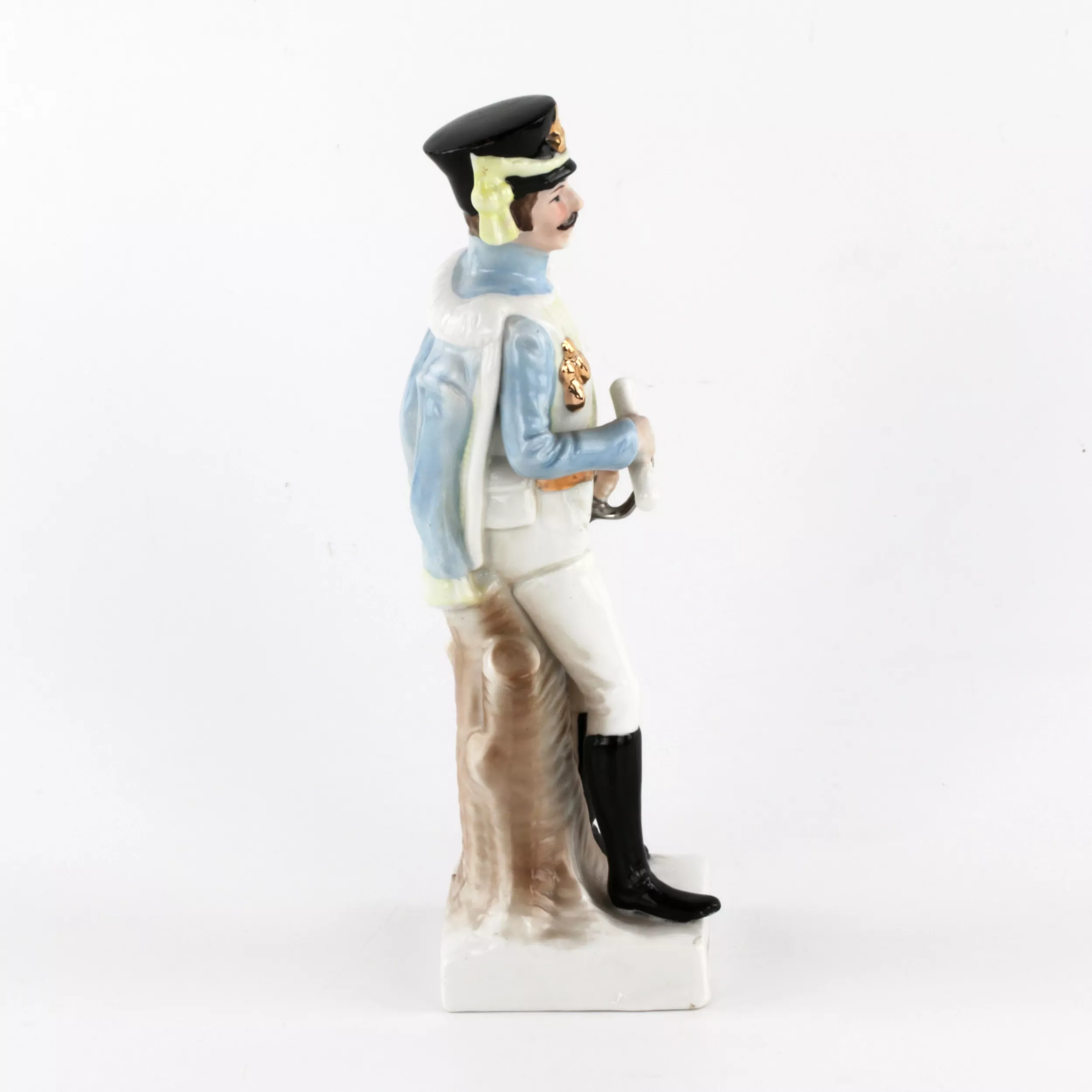 Hussard en porcelaine pendant les guerres napoleoniennes. 