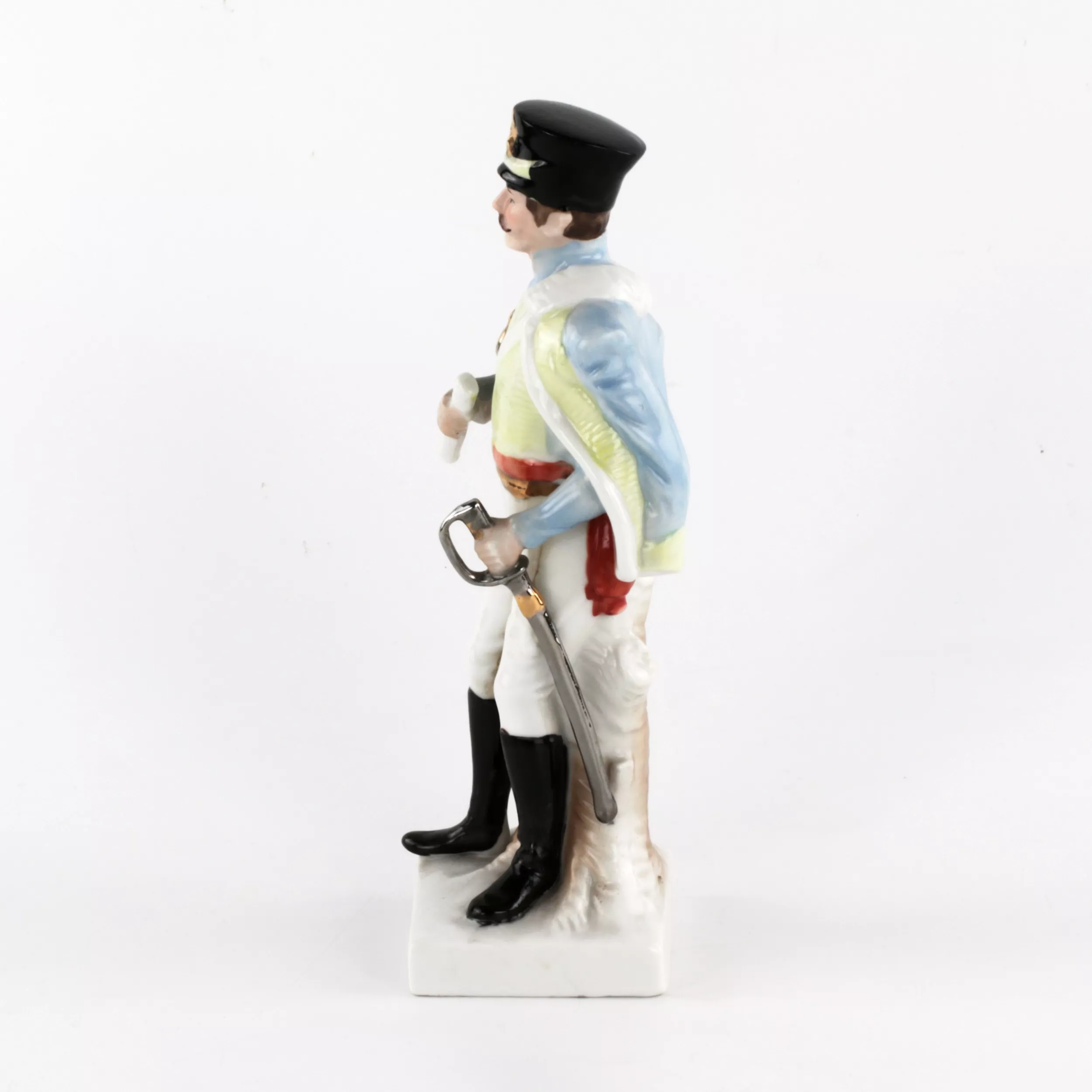 Hussard en porcelaine pendant les guerres napoleoniennes. 