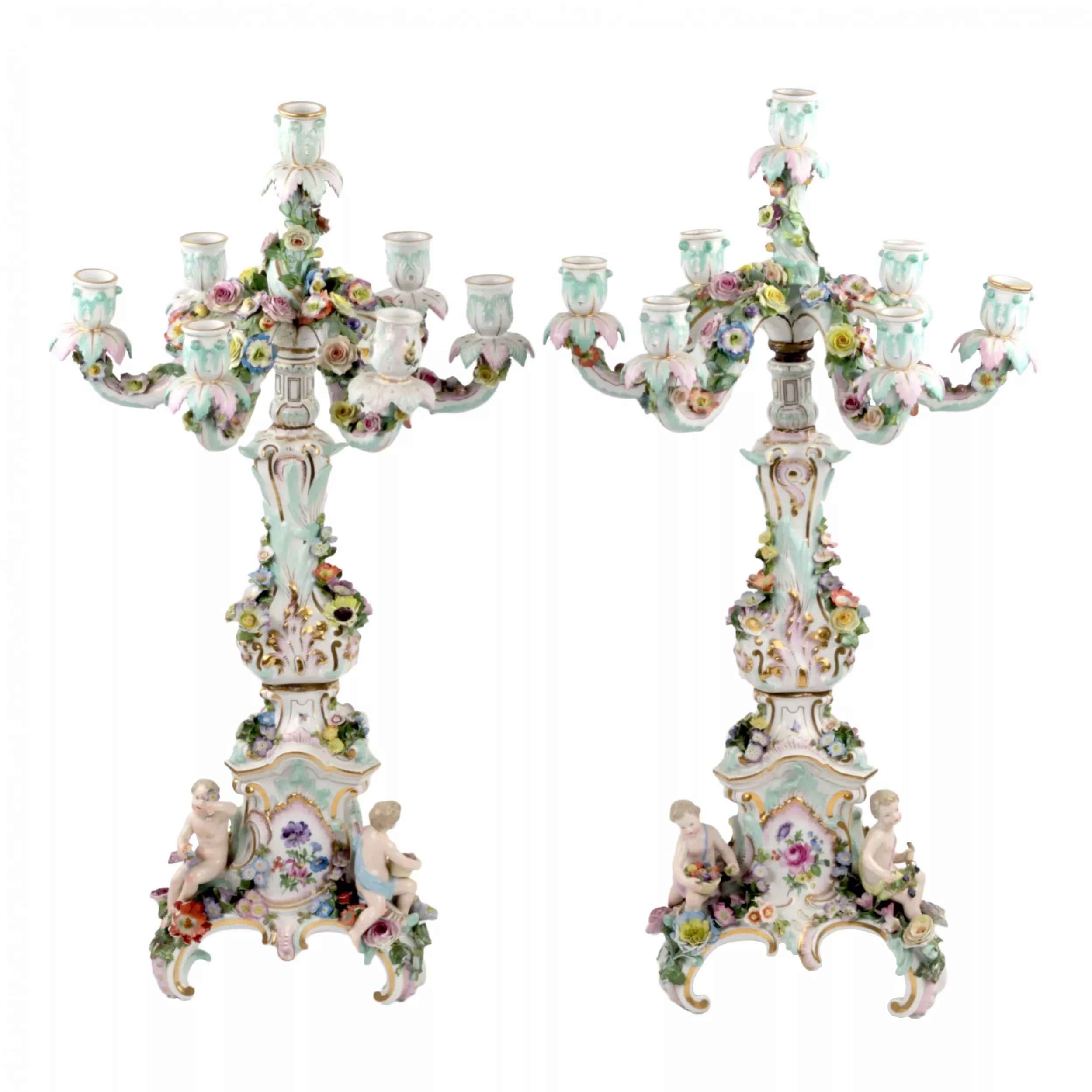 Une paire de candelabres en porcelaine. Meissen. 