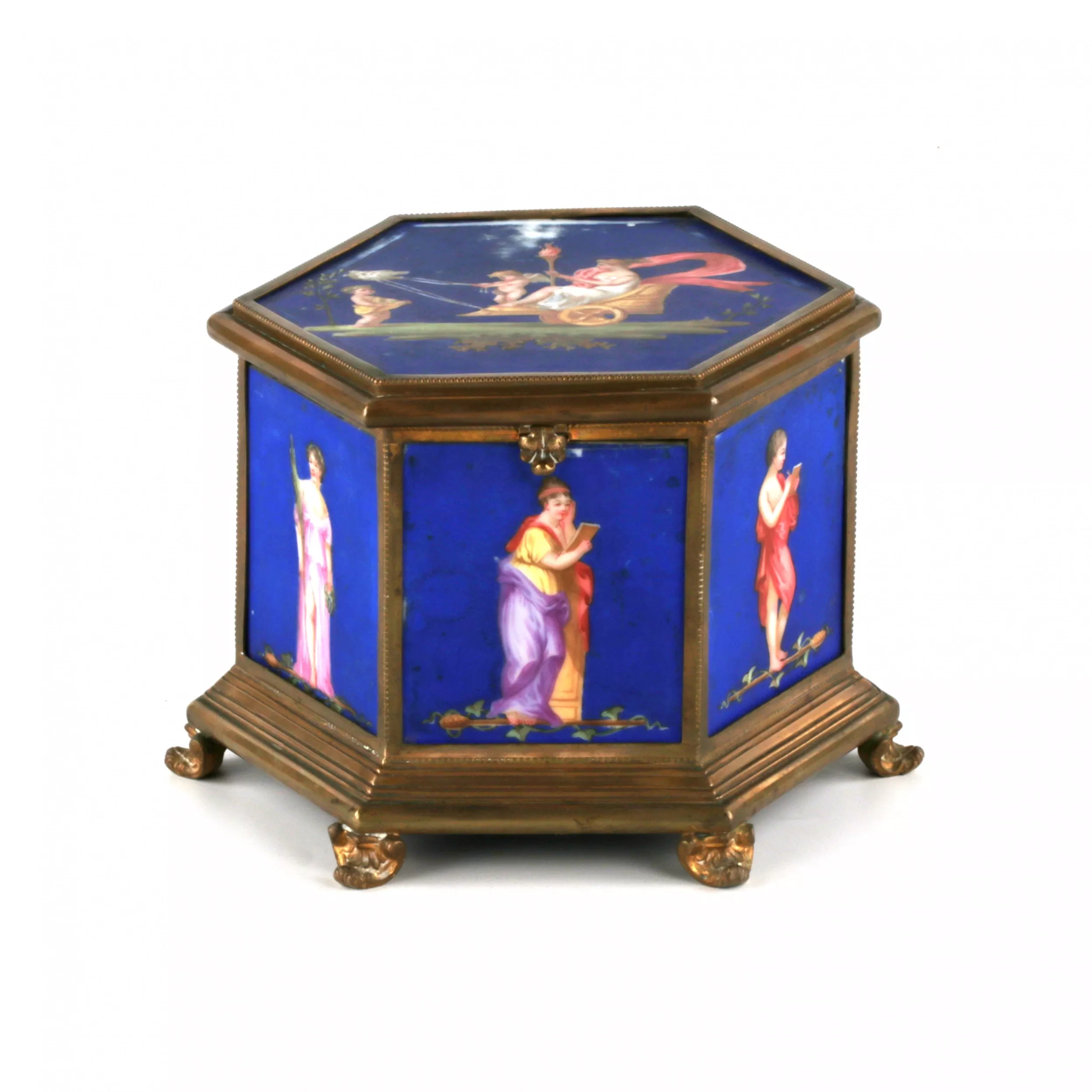 Boîte en laiton à muses, sur panneaux de porcelaine. 