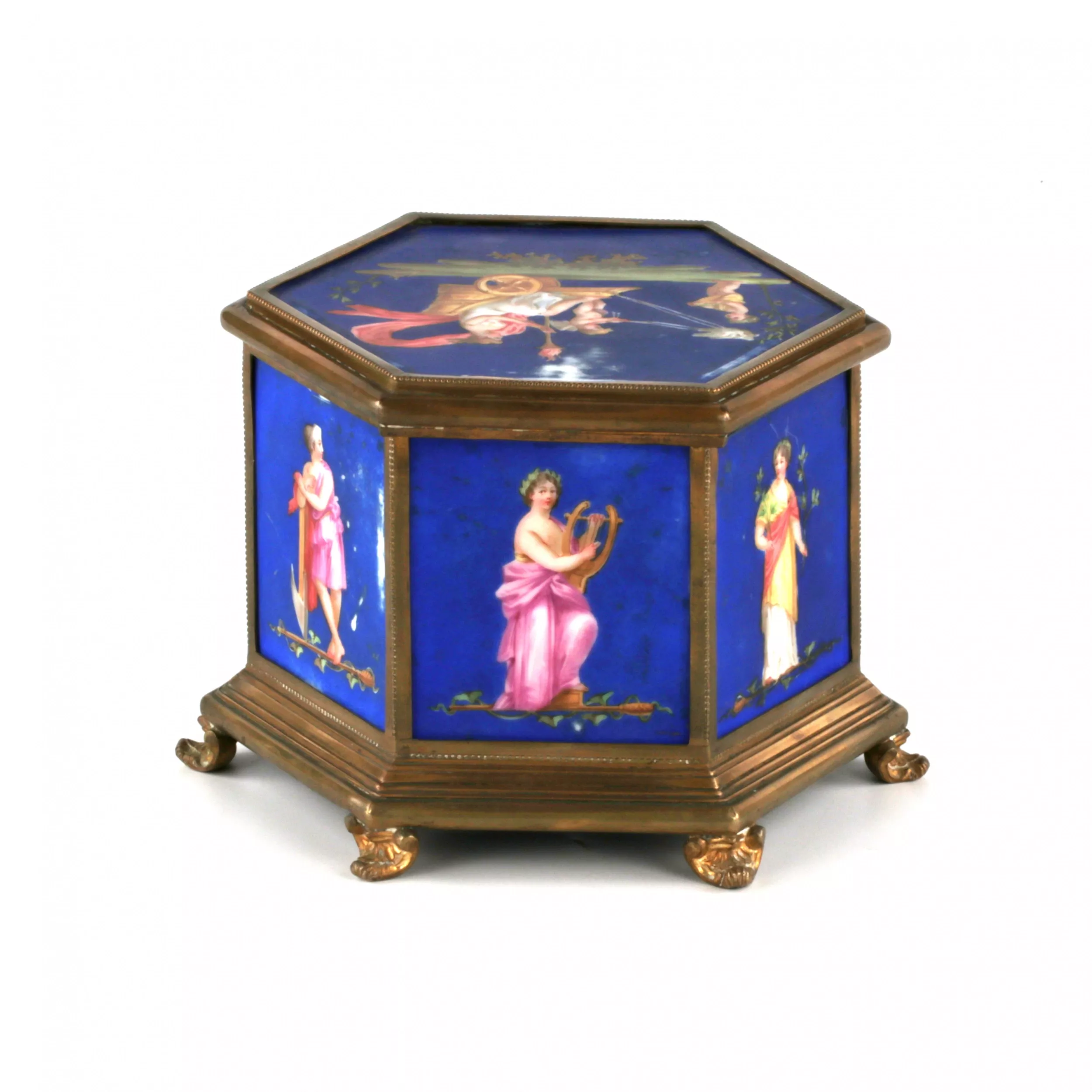 Boîte en laiton à muses, sur panneaux de porcelaine. 