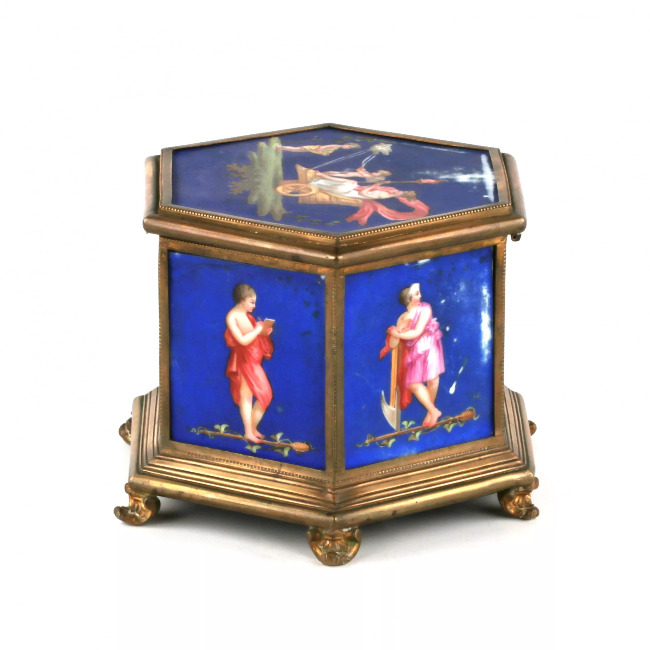 Boîte en laiton à muses, sur panneaux de porcelaine. 