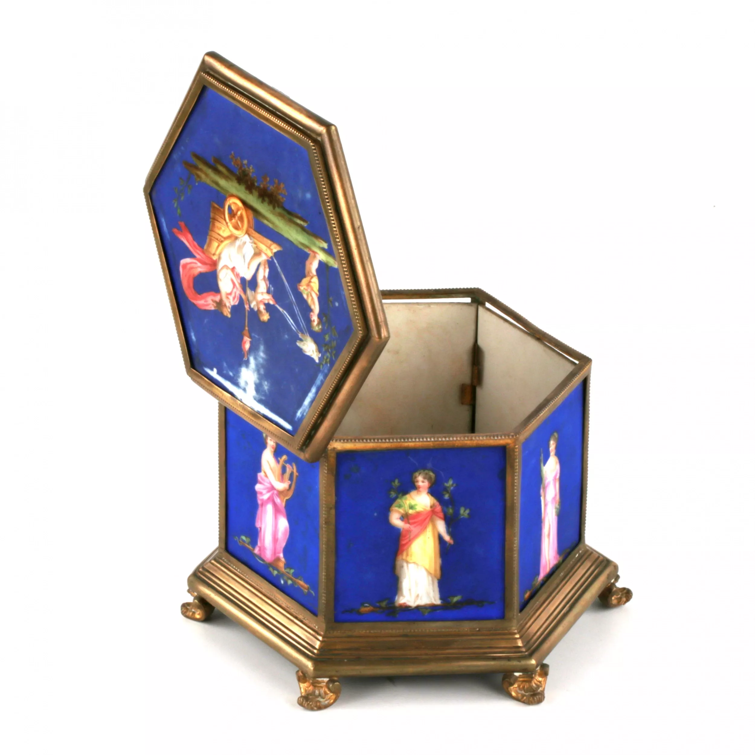 Boîte en laiton à muses, sur panneaux de porcelaine. 