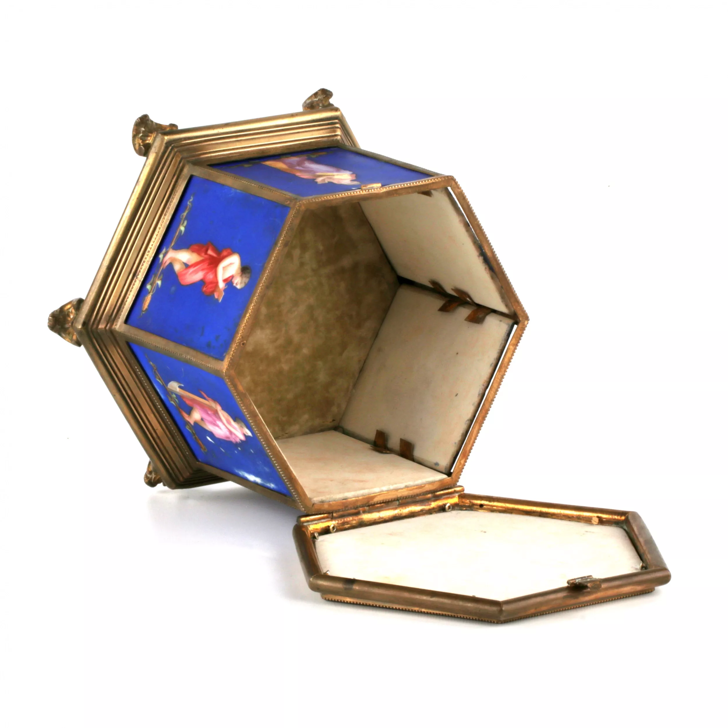 Boîte en laiton à muses, sur panneaux de porcelaine. 