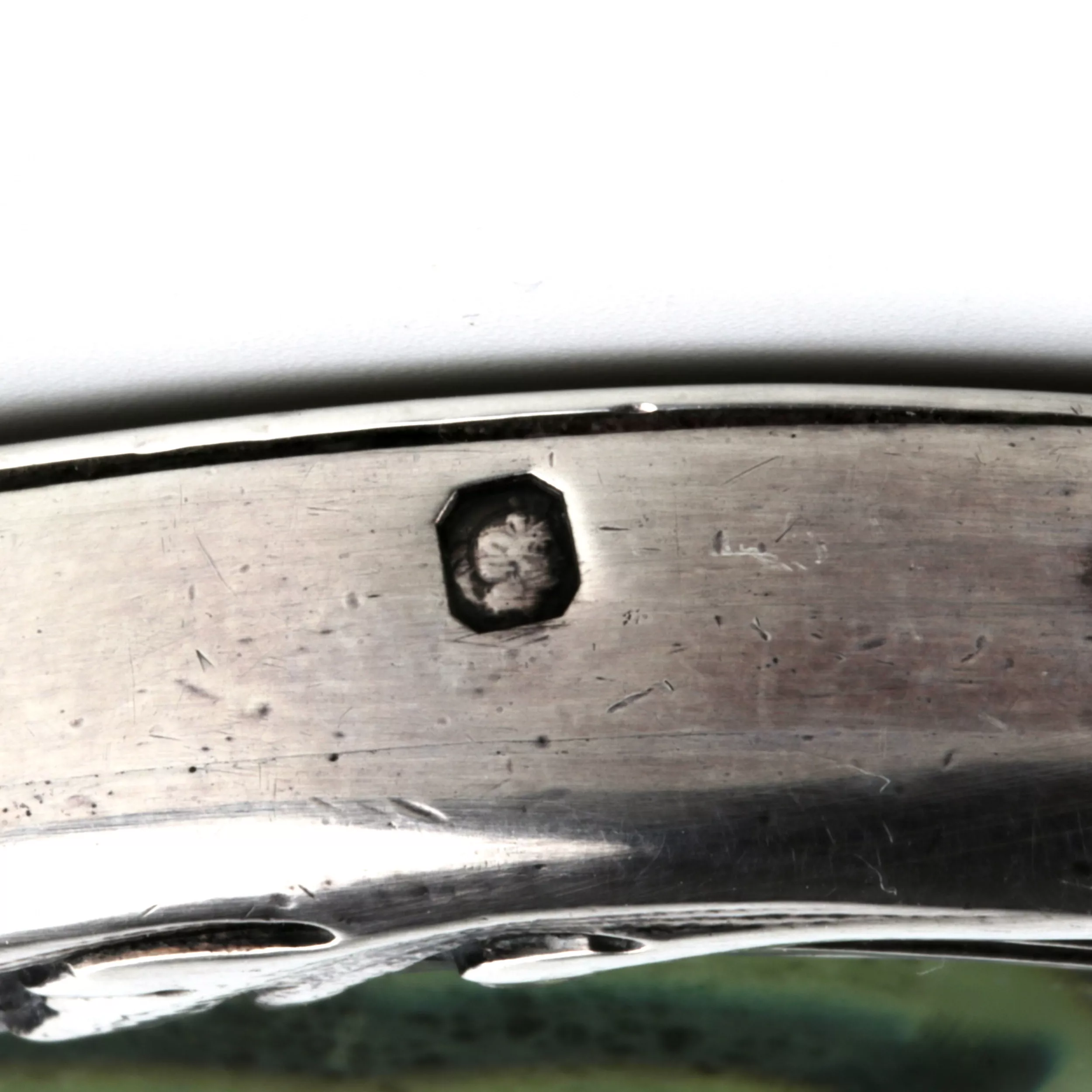 Miroir à main en argent de style Louis XV. 