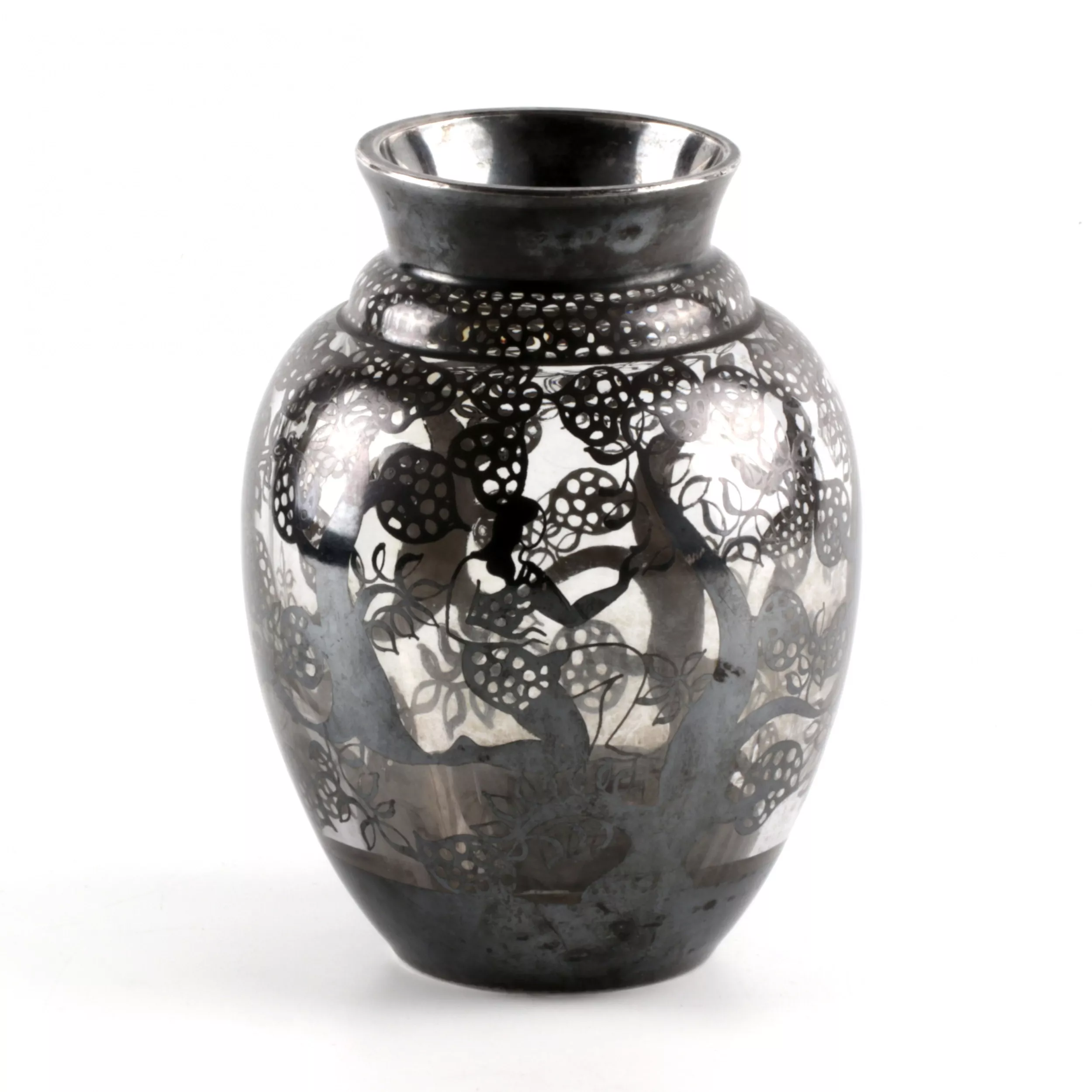 Vase decoratif en verre à decor dargent decoupe. 