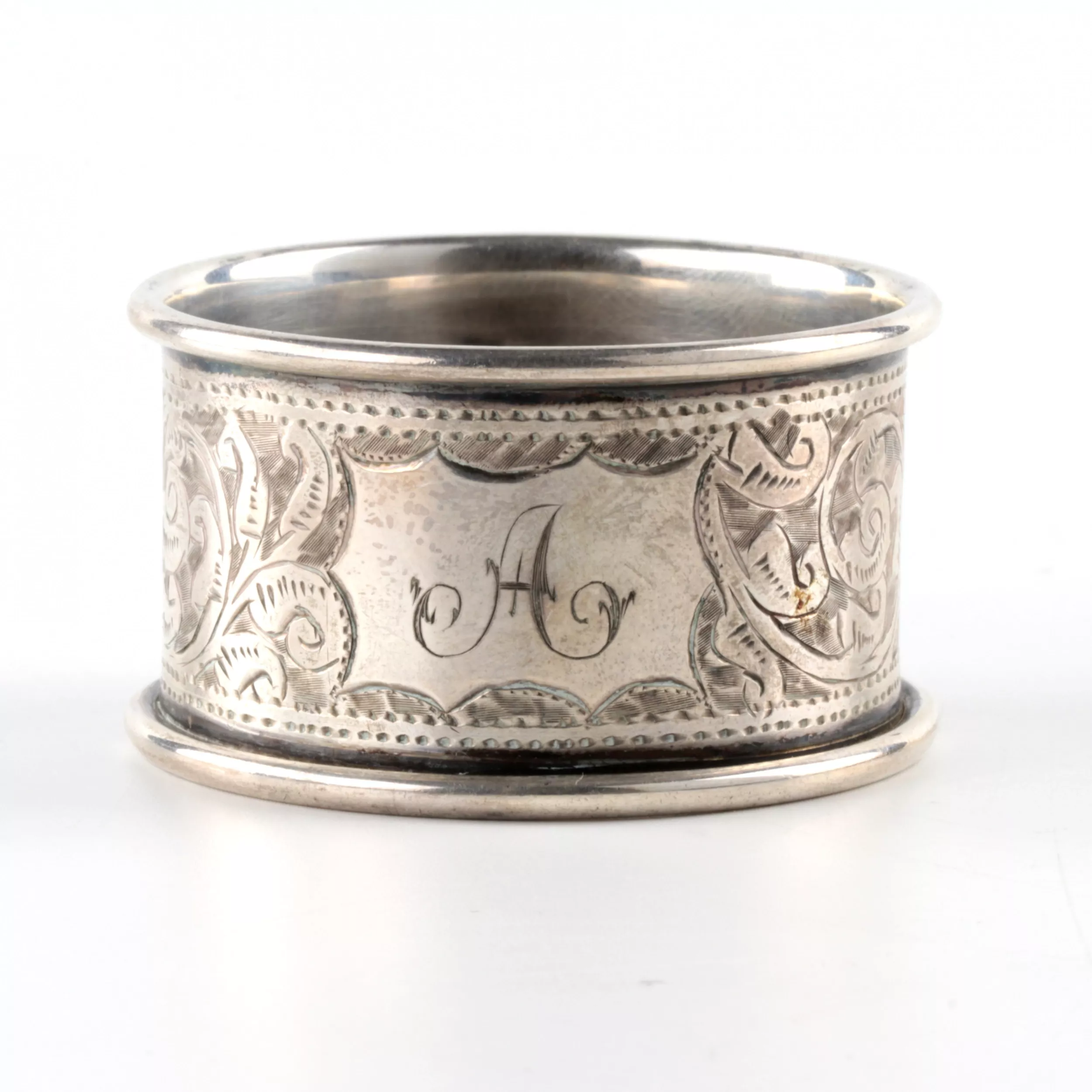 Six ronds de serviette anglais en argent, dans un etui dorigine. 