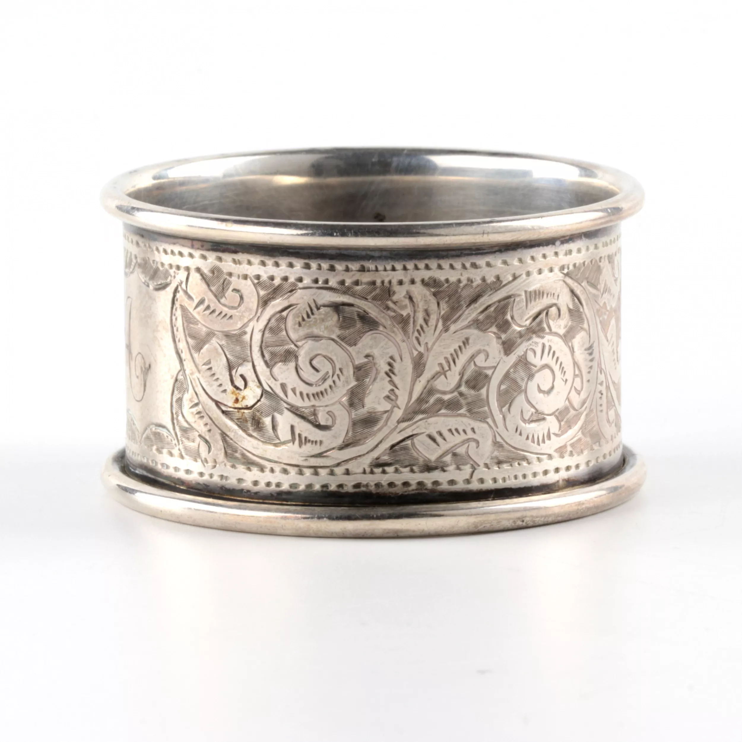 Six ronds de serviette anglais en argent, dans un etui dorigine. 