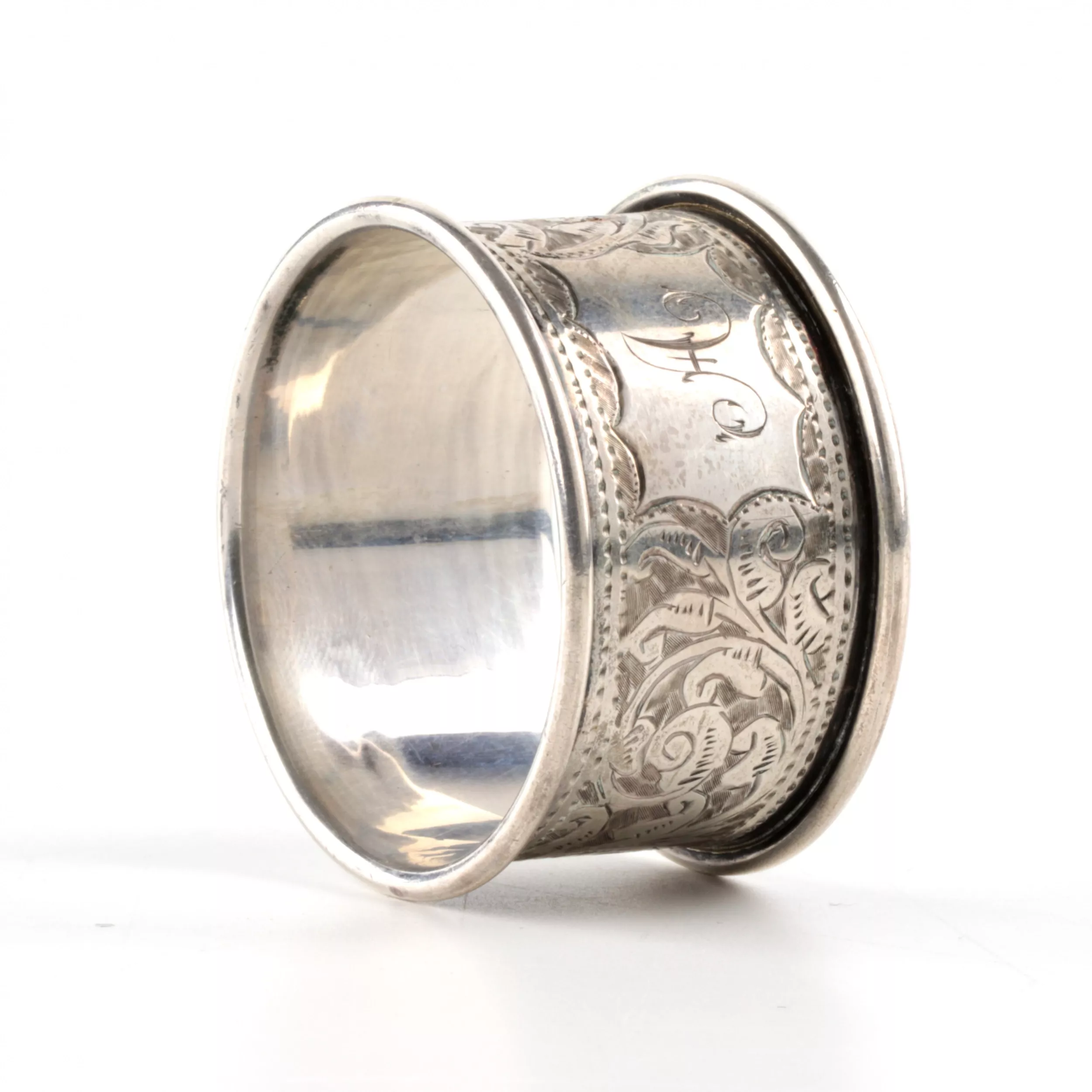 Six ronds de serviette anglais en argent, dans un etui dorigine. 