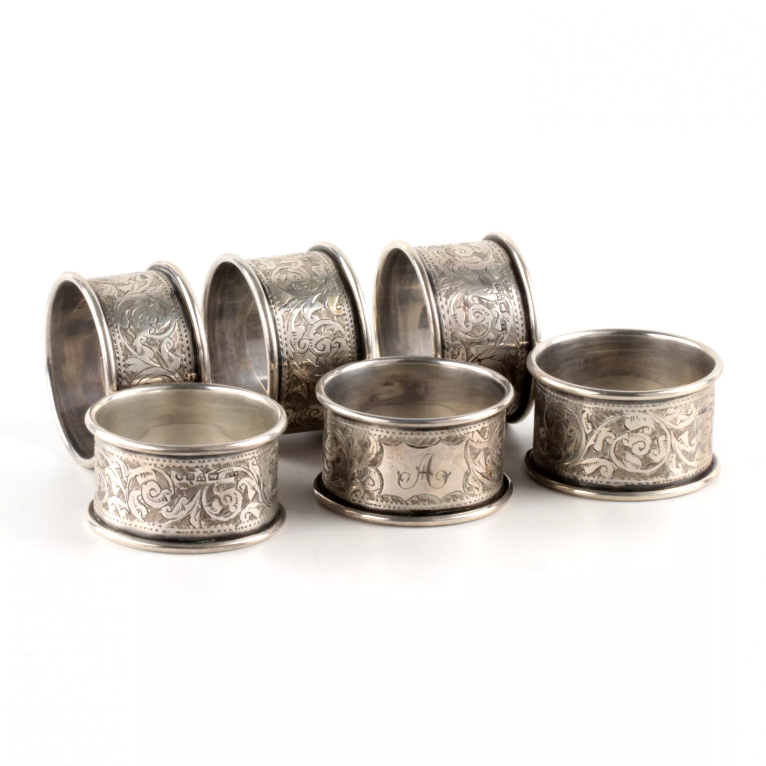 Six ronds de serviette anglais en argent, dans un etui dorigine. 