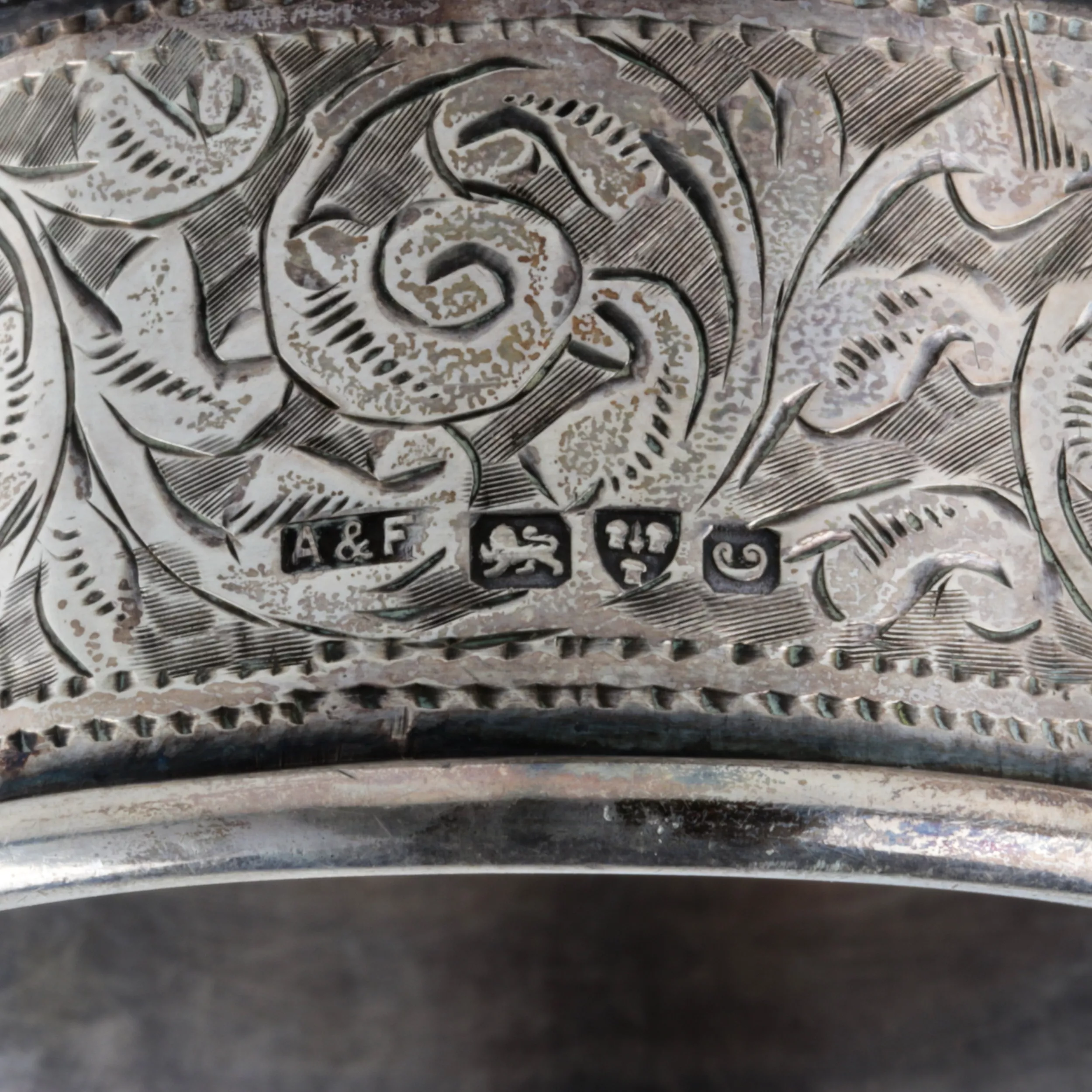 Six ronds de serviette anglais en argent, dans un etui dorigine. 