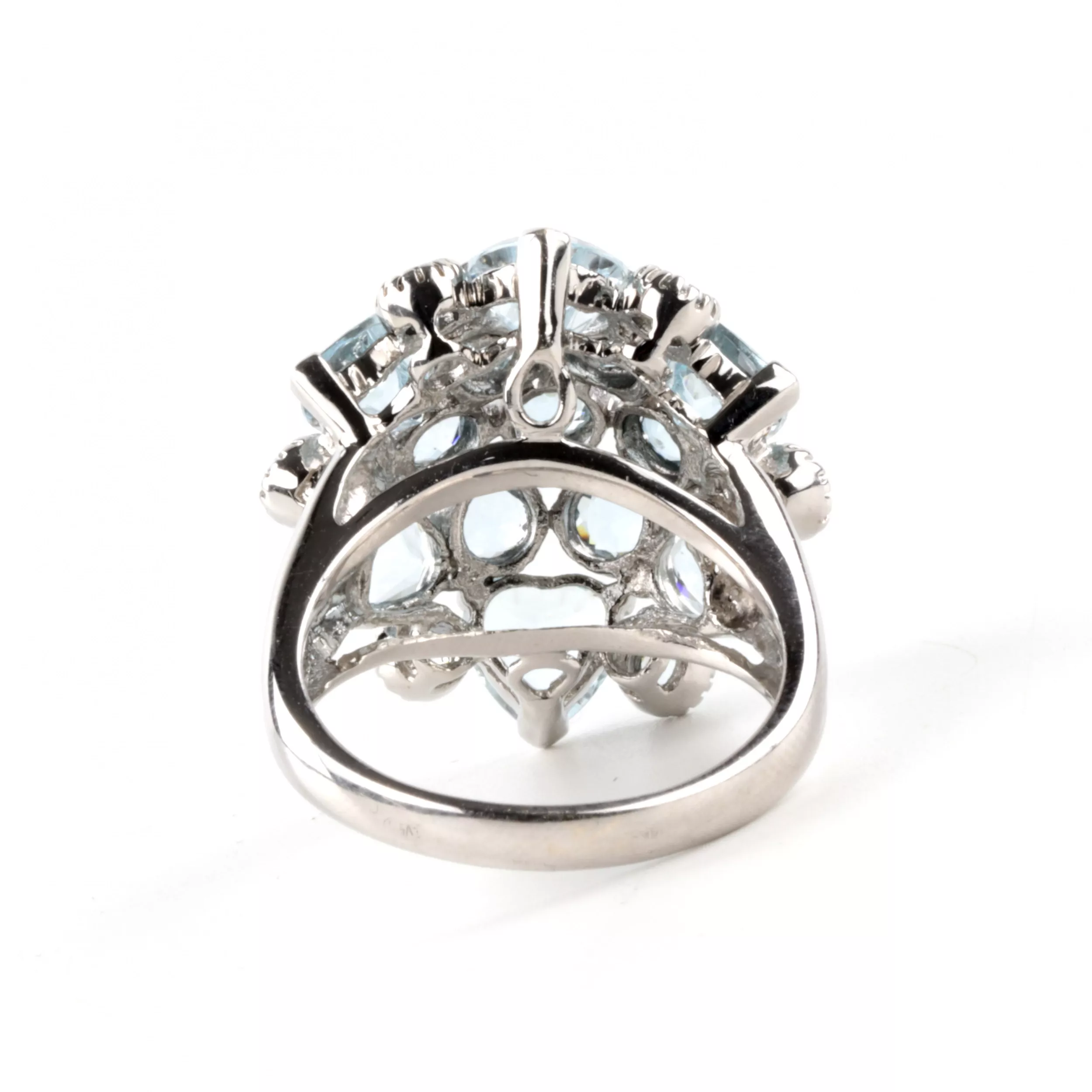 Bague cocktail avec aigues-marines. 