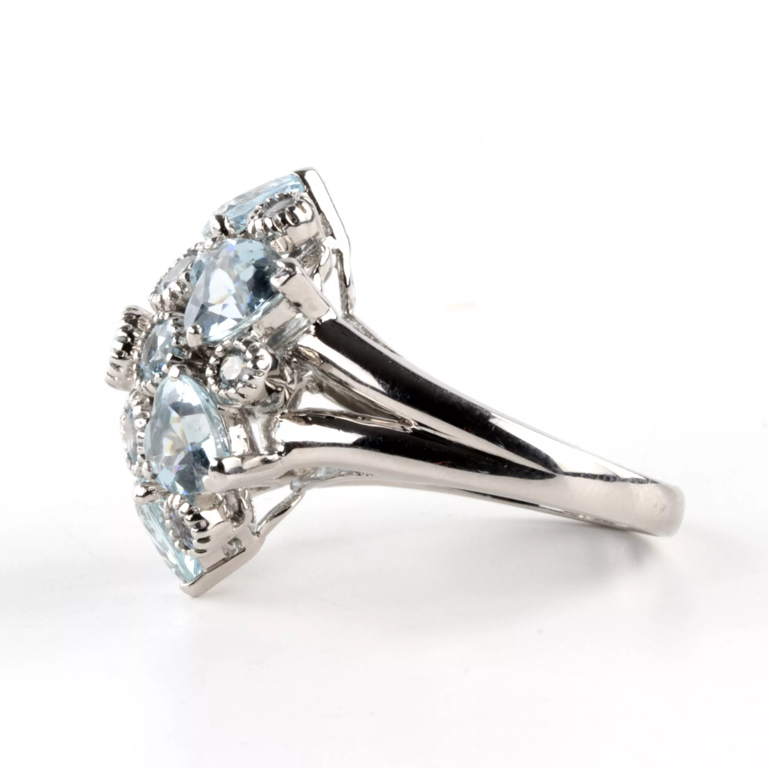 Bague cocktail avec aigues-marines. 