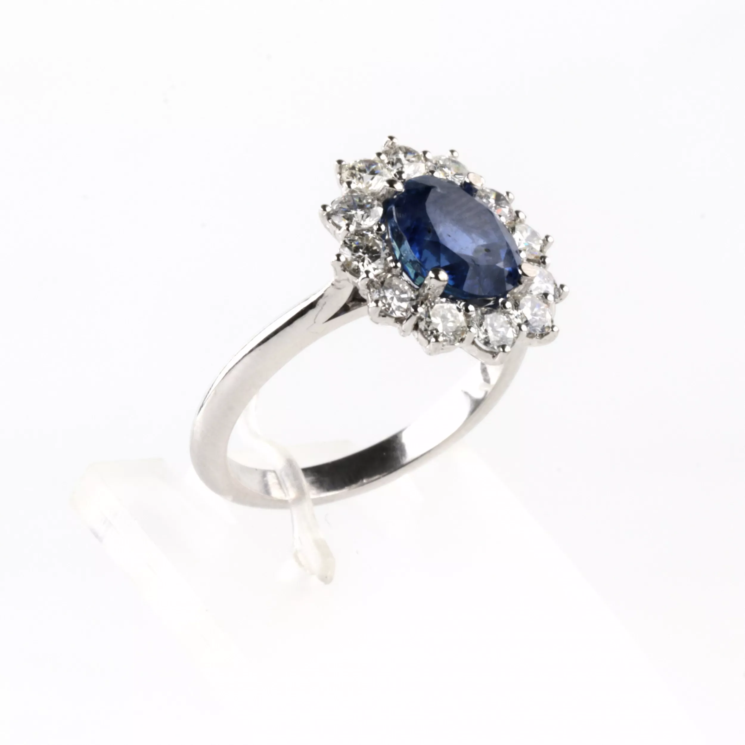 GOLD RING WITH SAPPHIRE AND DIAMONDS