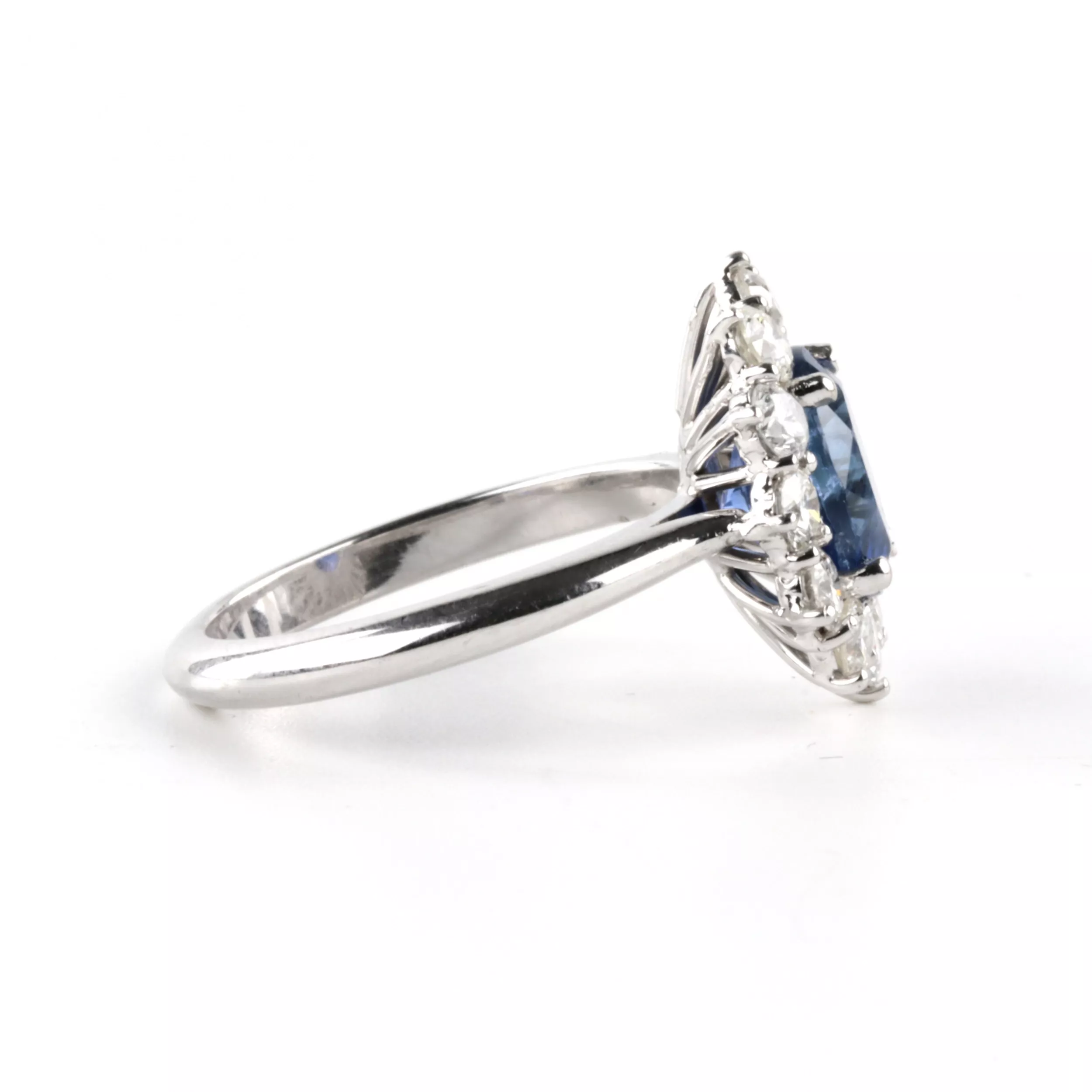 GOLD RING WITH SAPPHIRE AND DIAMONDS