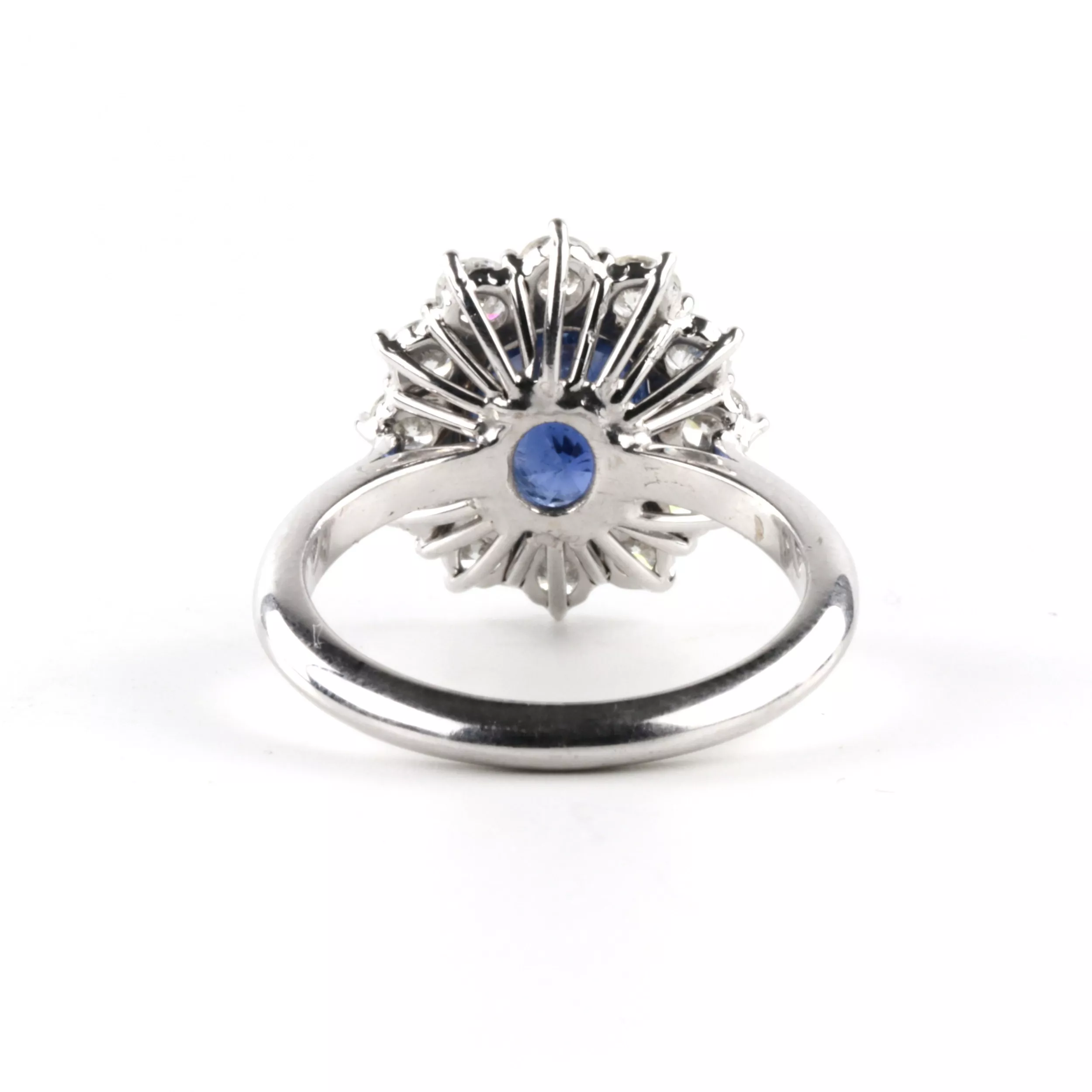 GOLD RING WITH SAPPHIRE AND DIAMONDS