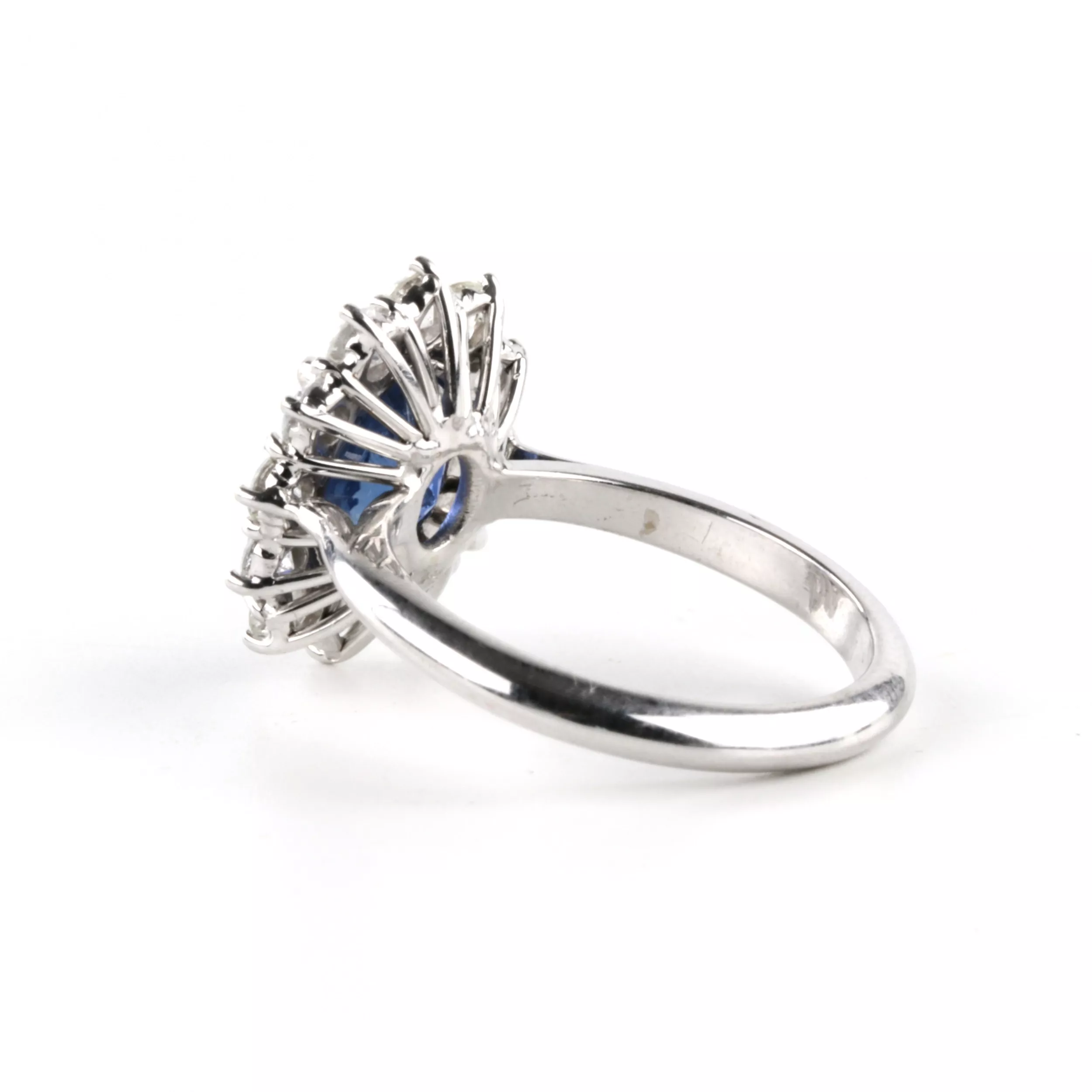 GOLD RING WITH SAPPHIRE AND DIAMONDS