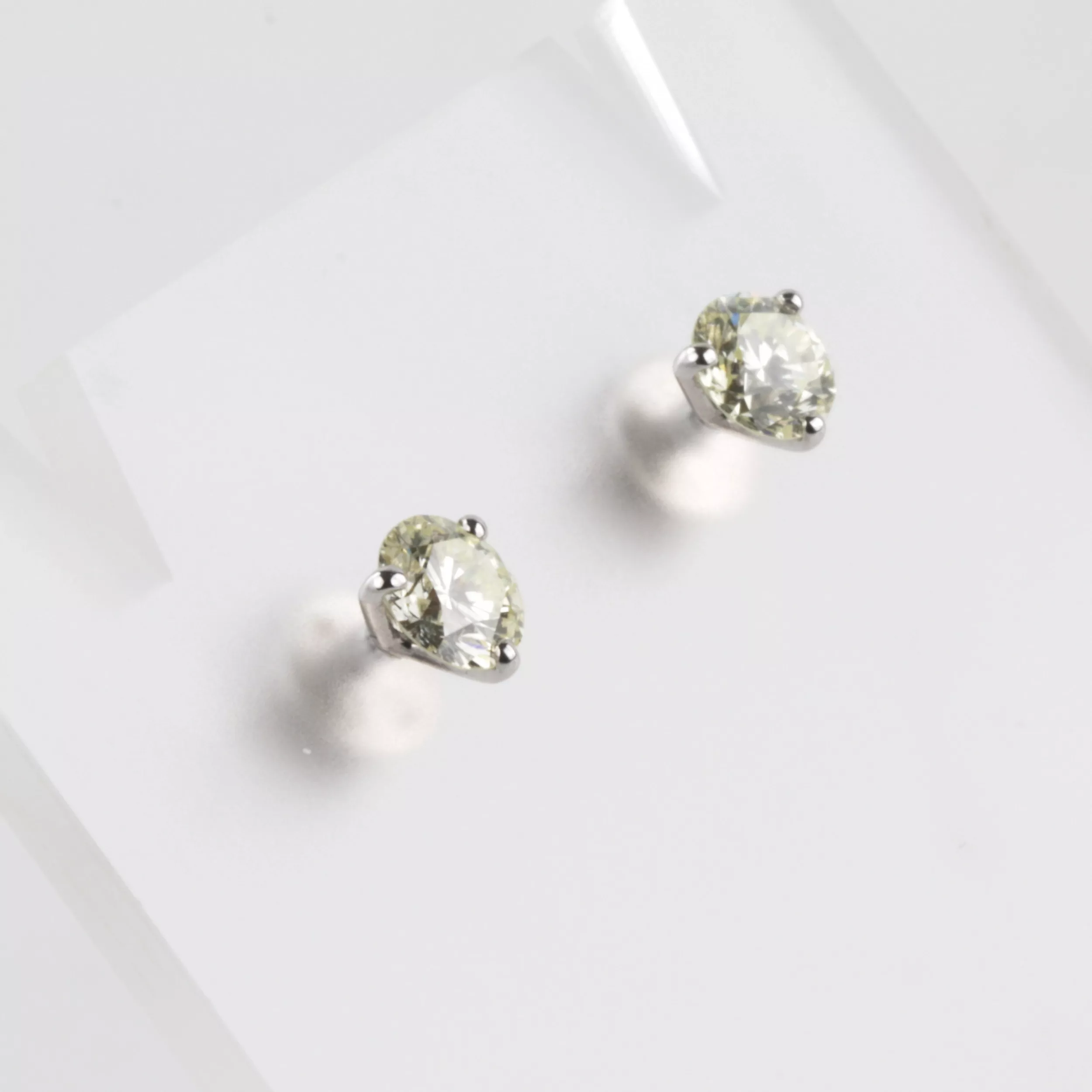 Boucles doreilles en or avec diamants. 1,26 ct. 