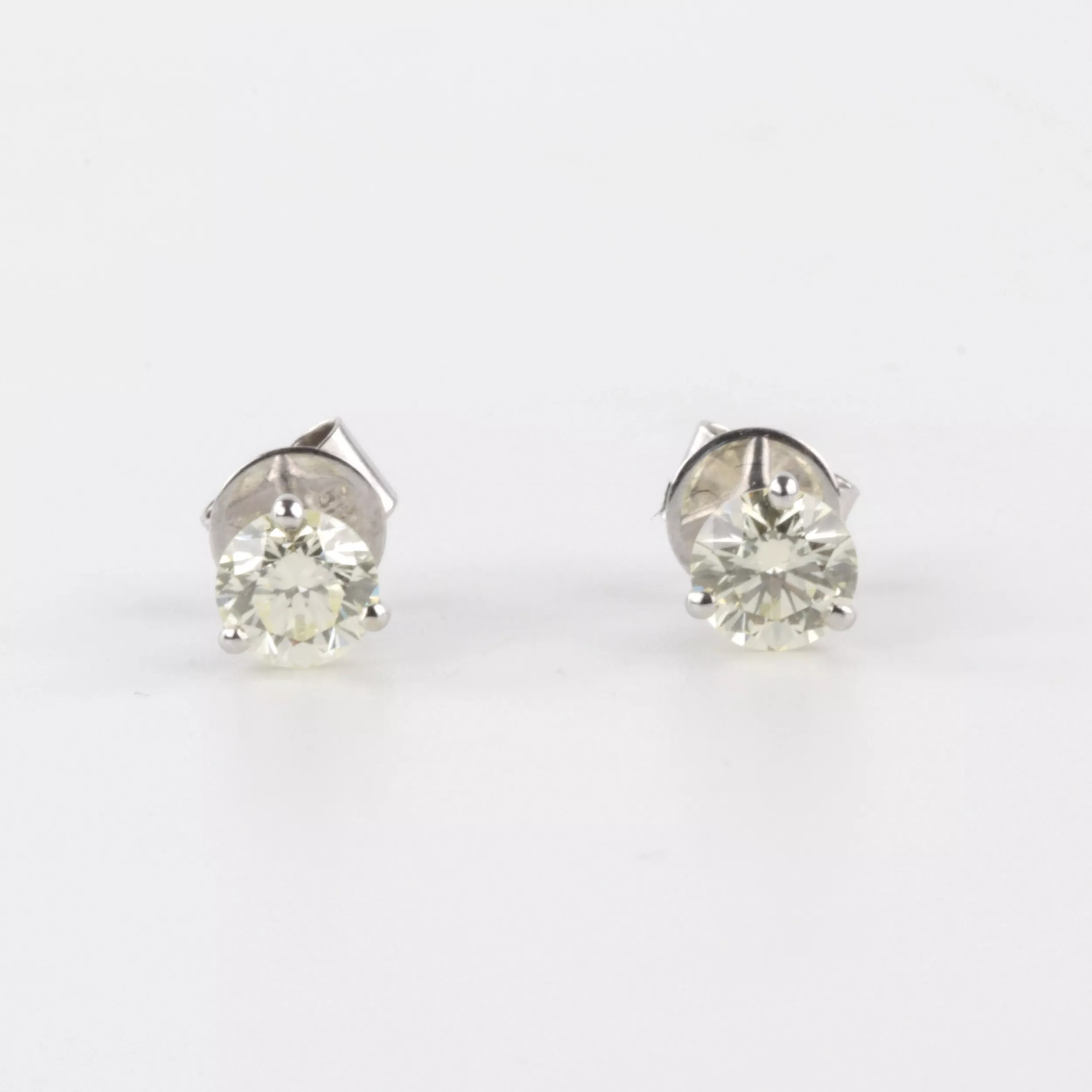 Boucles doreilles en or avec diamants. 1,26 ct. 