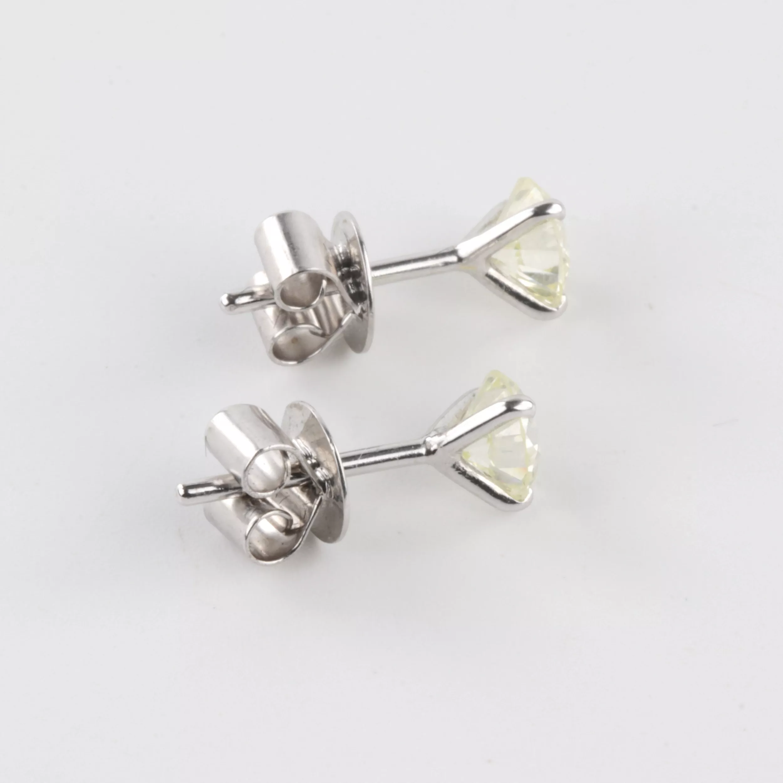 Boucles doreilles en or avec diamants. 1,26 ct. 