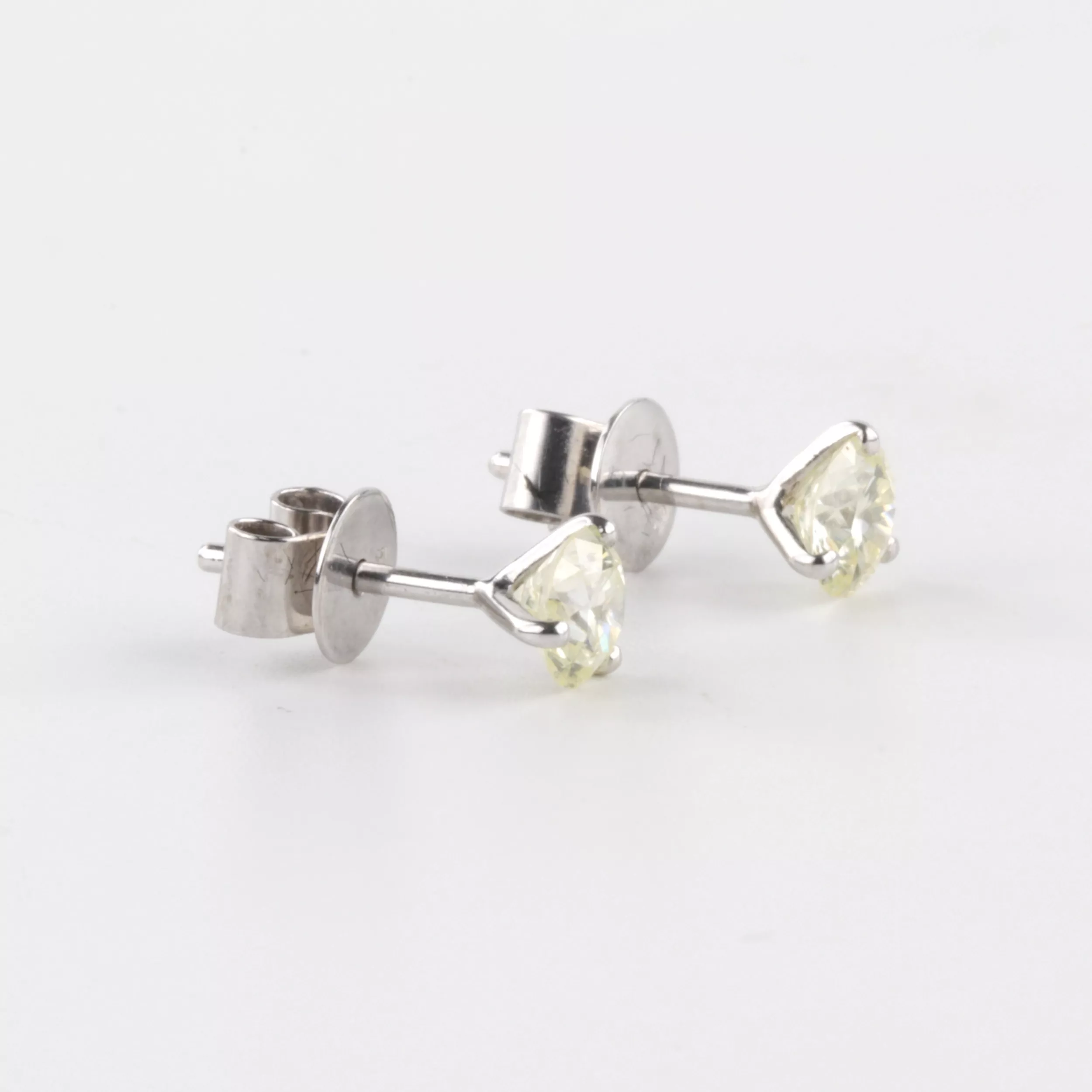 Boucles doreilles en or avec diamants. 1,26 ct. 