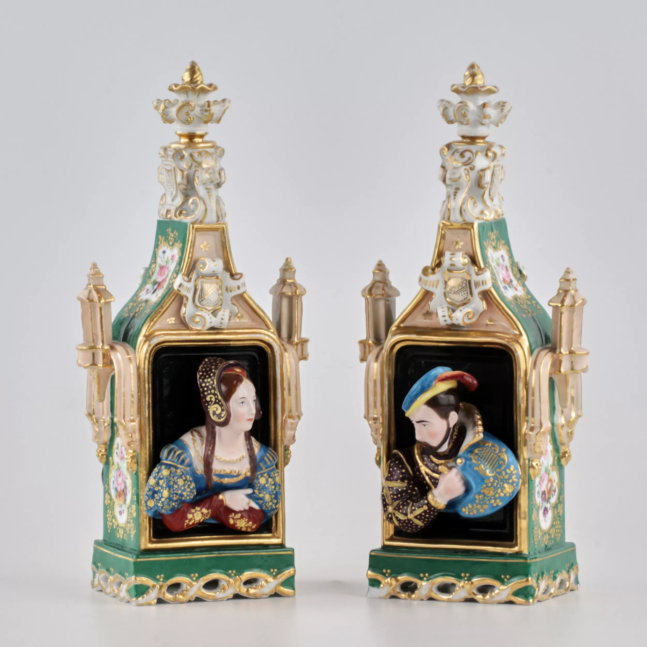 Une paire darômes de porcelaine Jakop Petit.