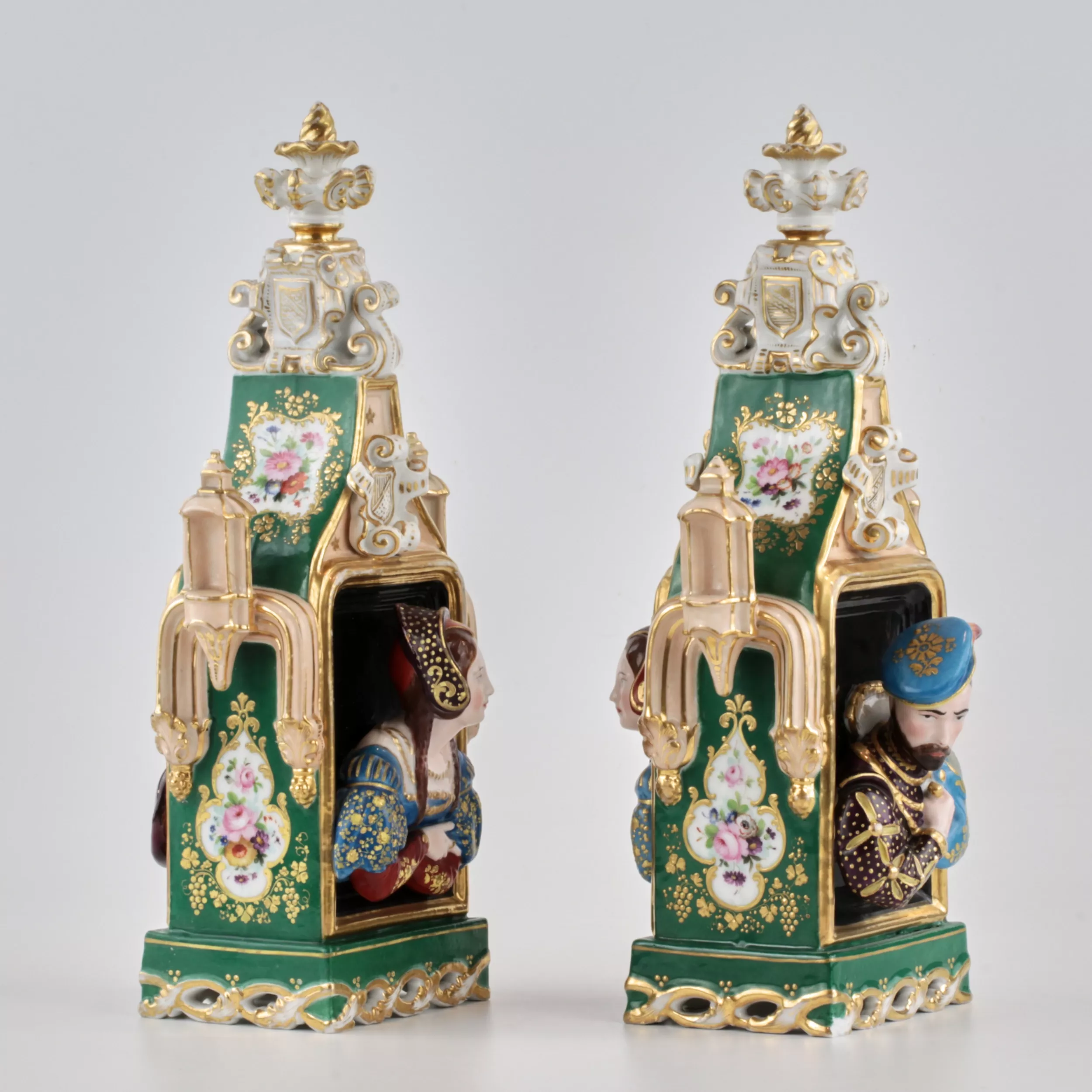 Une paire darômes de porcelaine Jakop Petit.