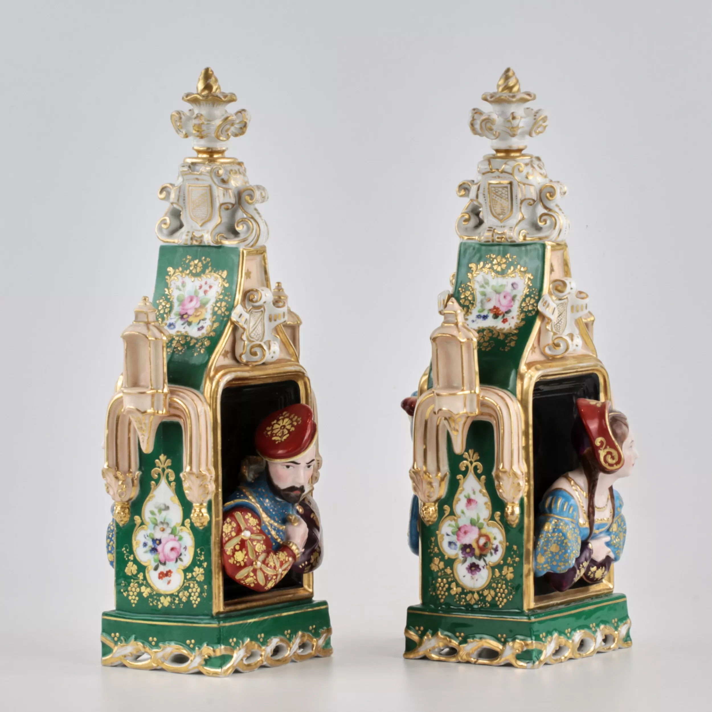 Une paire darômes de porcelaine Jakop Petit.