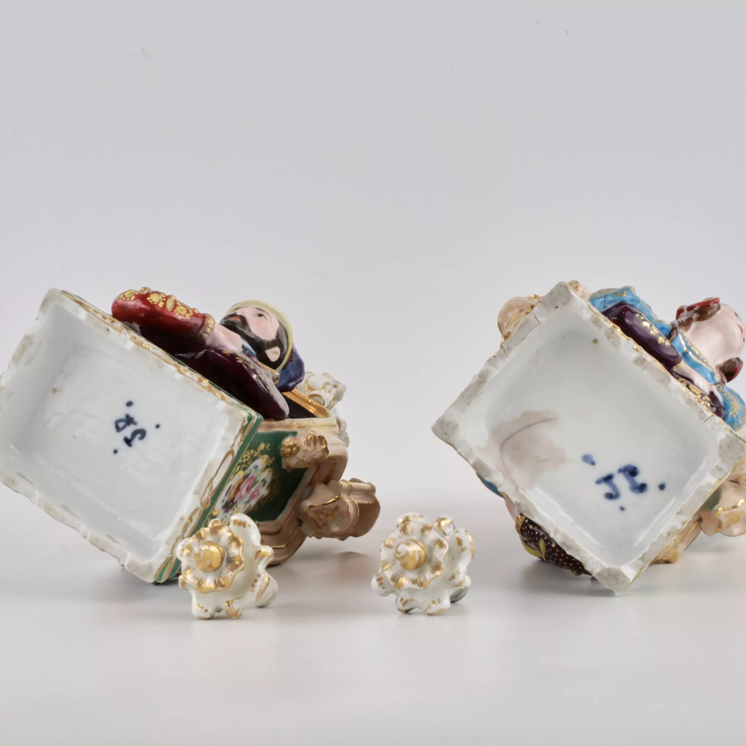 Une paire darômes de porcelaine Jakop Petit.