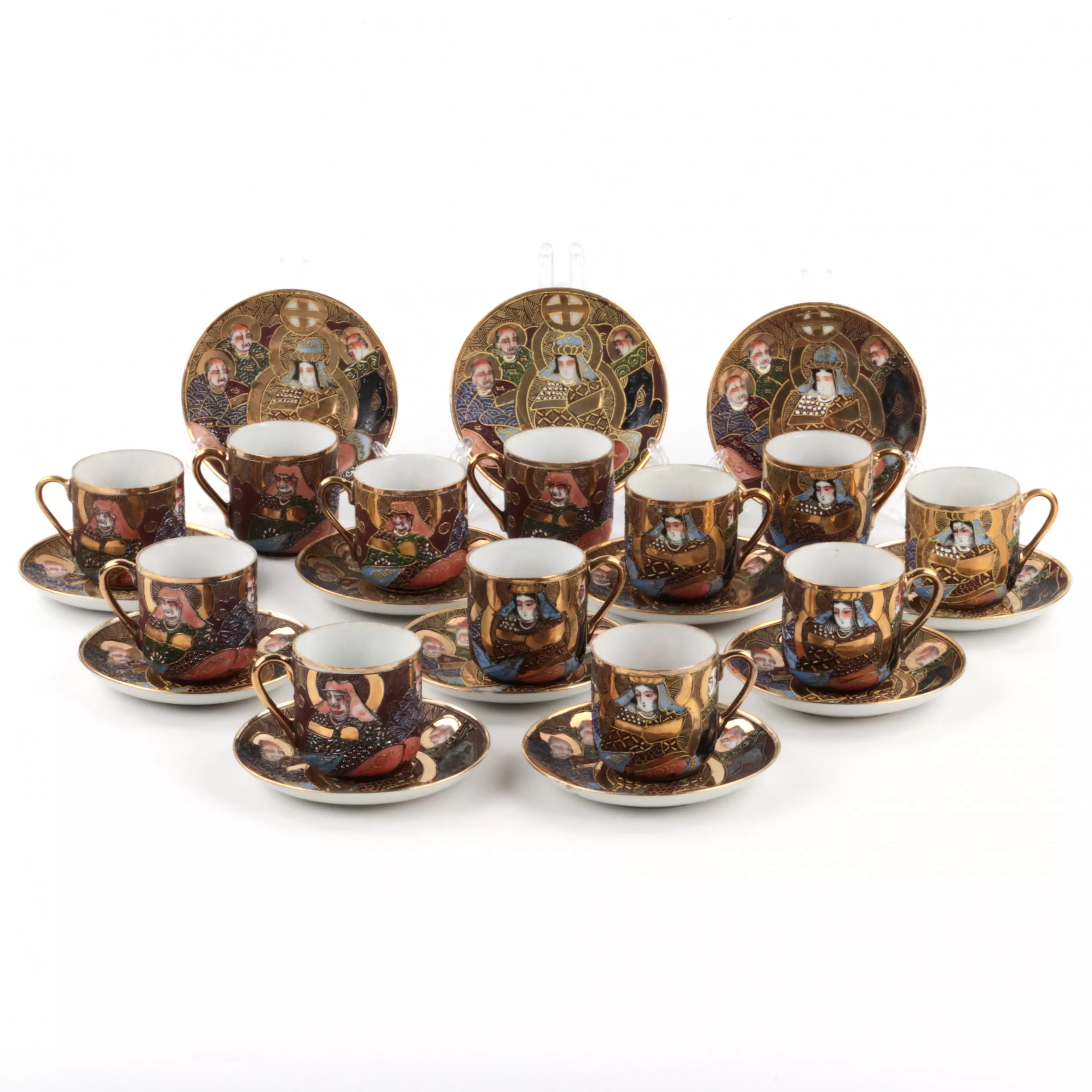 Un service à the complet en porcelaine Satsumi, dans sa propre malle penderie. 