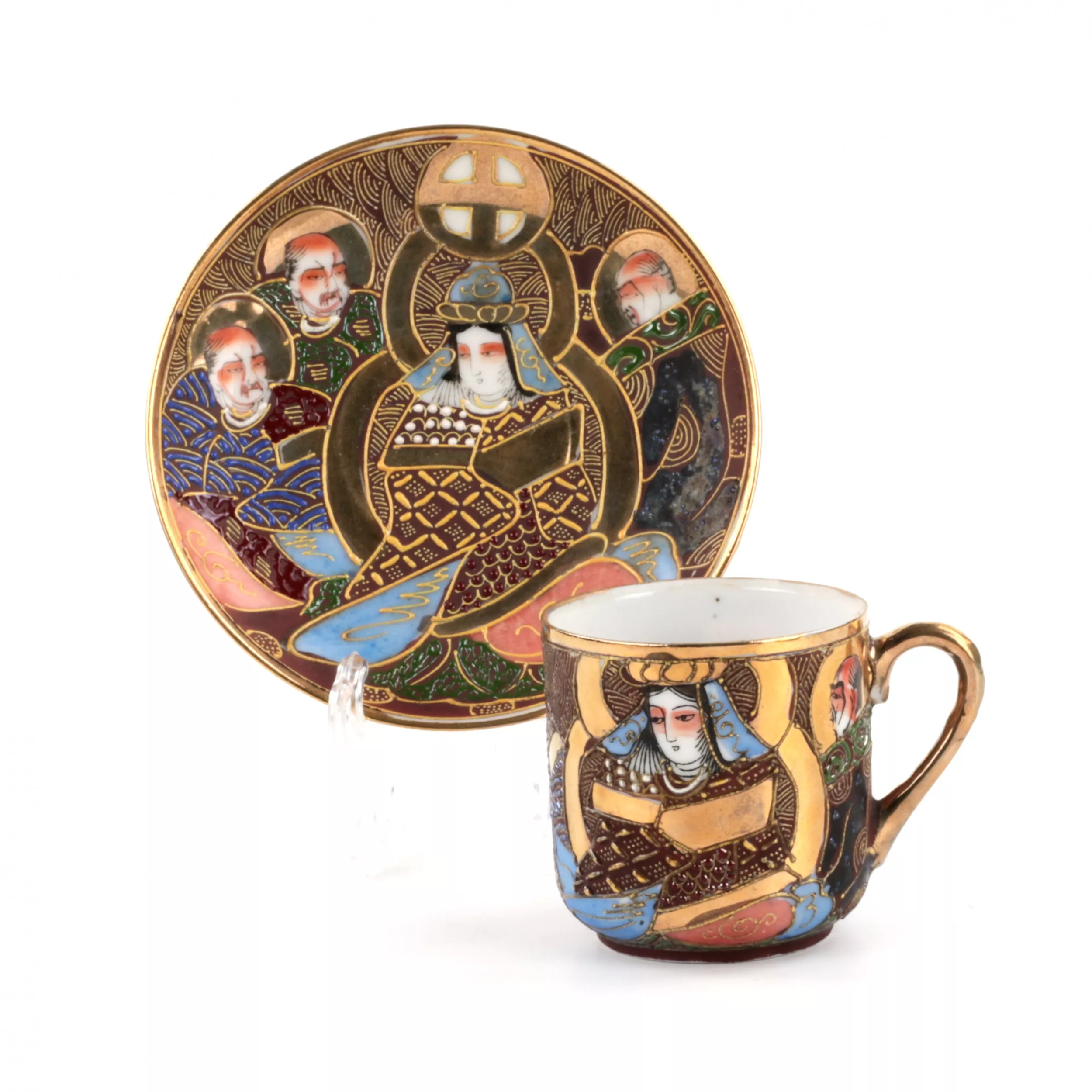 Un service à the complet en porcelaine Satsumi, dans sa propre malle penderie. 