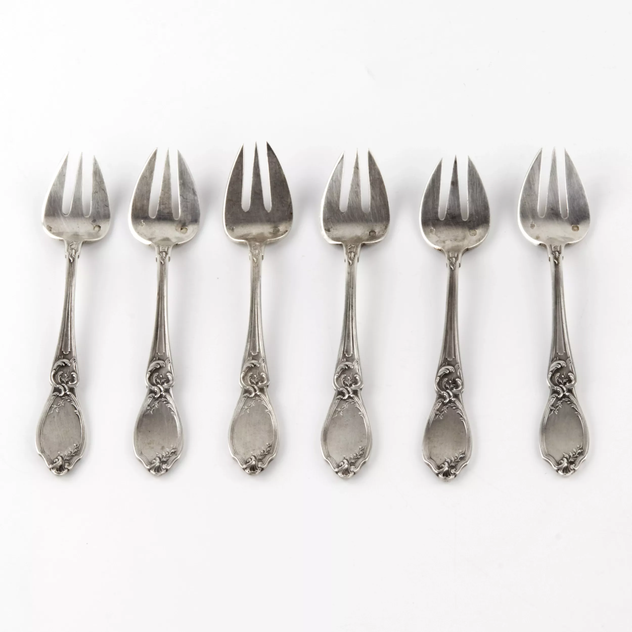 Ensemble de six fourchettes à huîtres en argent. La France. 