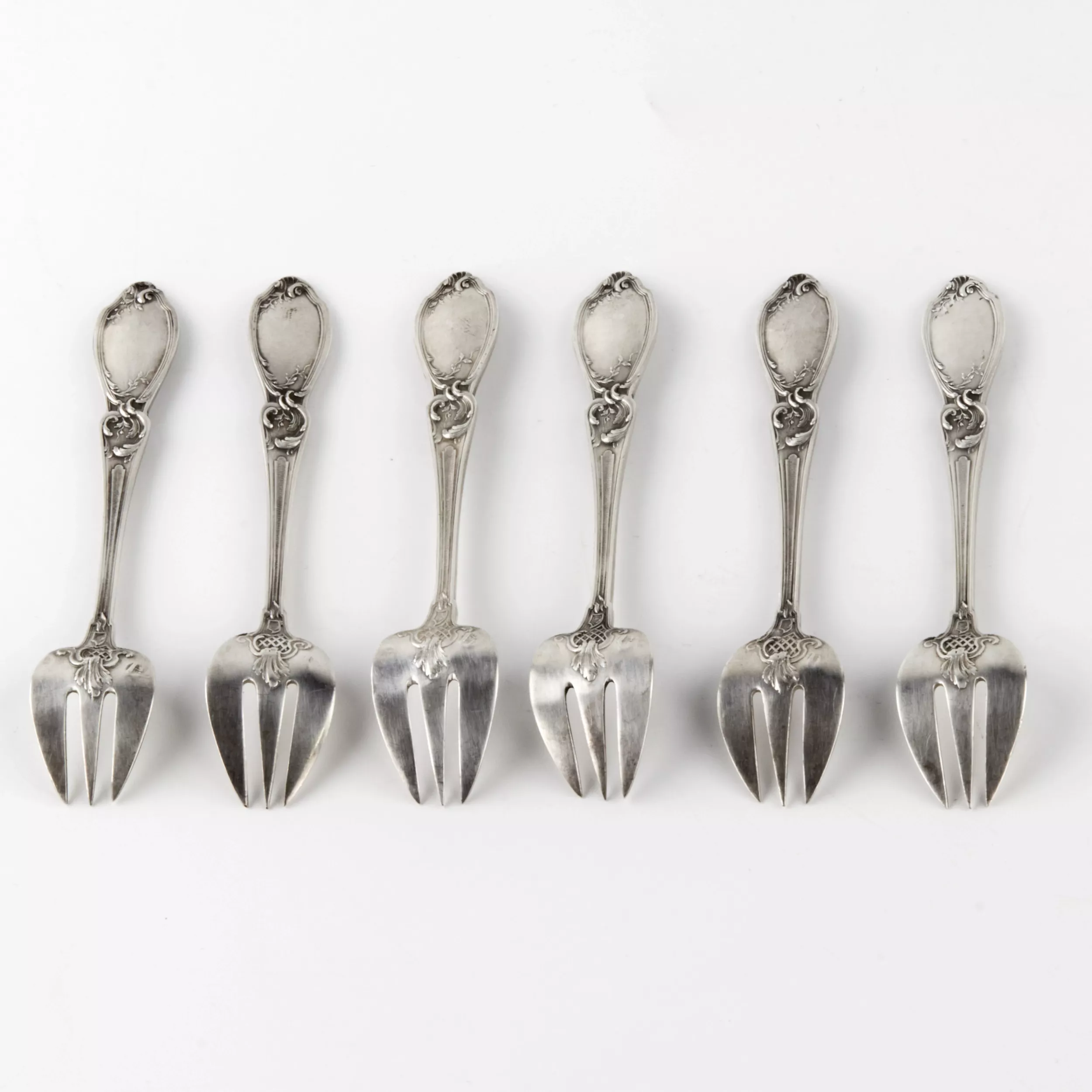 Ensemble de six fourchettes à huîtres en argent. La France. 