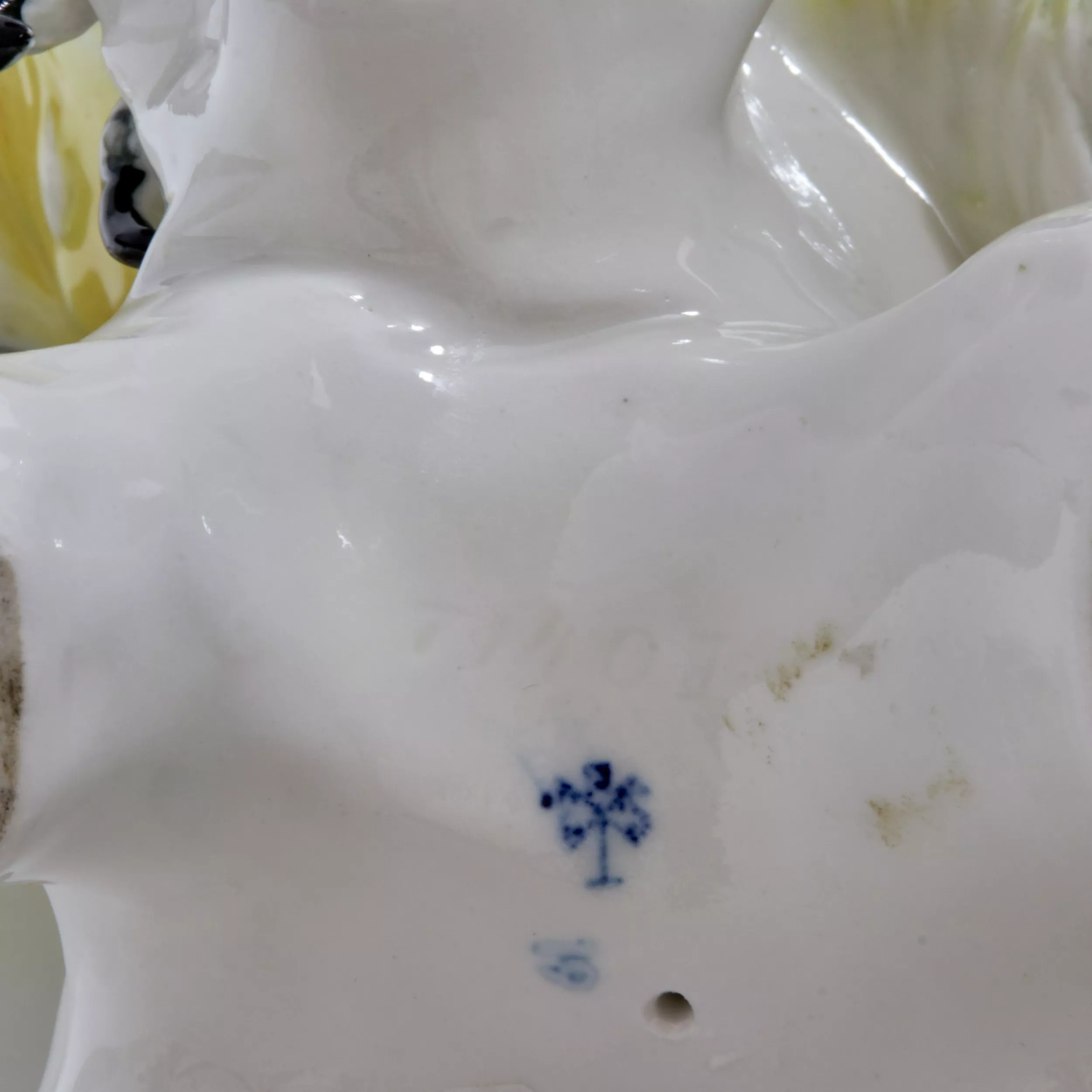 Figurine en porcelaine Perroquet Bleu. Karl Ens.